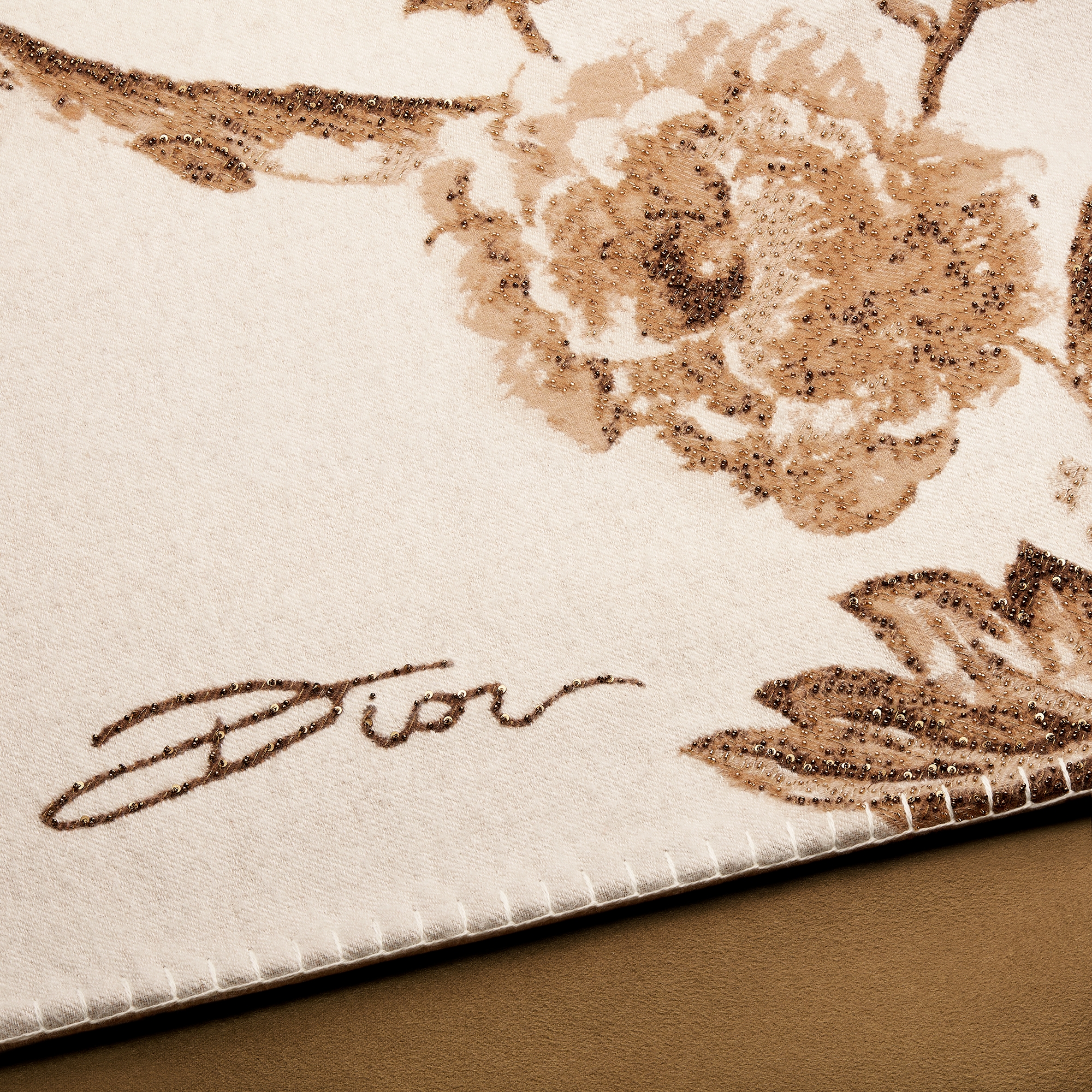 织毯 米色山羊绒混纺提花面料飞鸟和花朵图案刺绣 E09