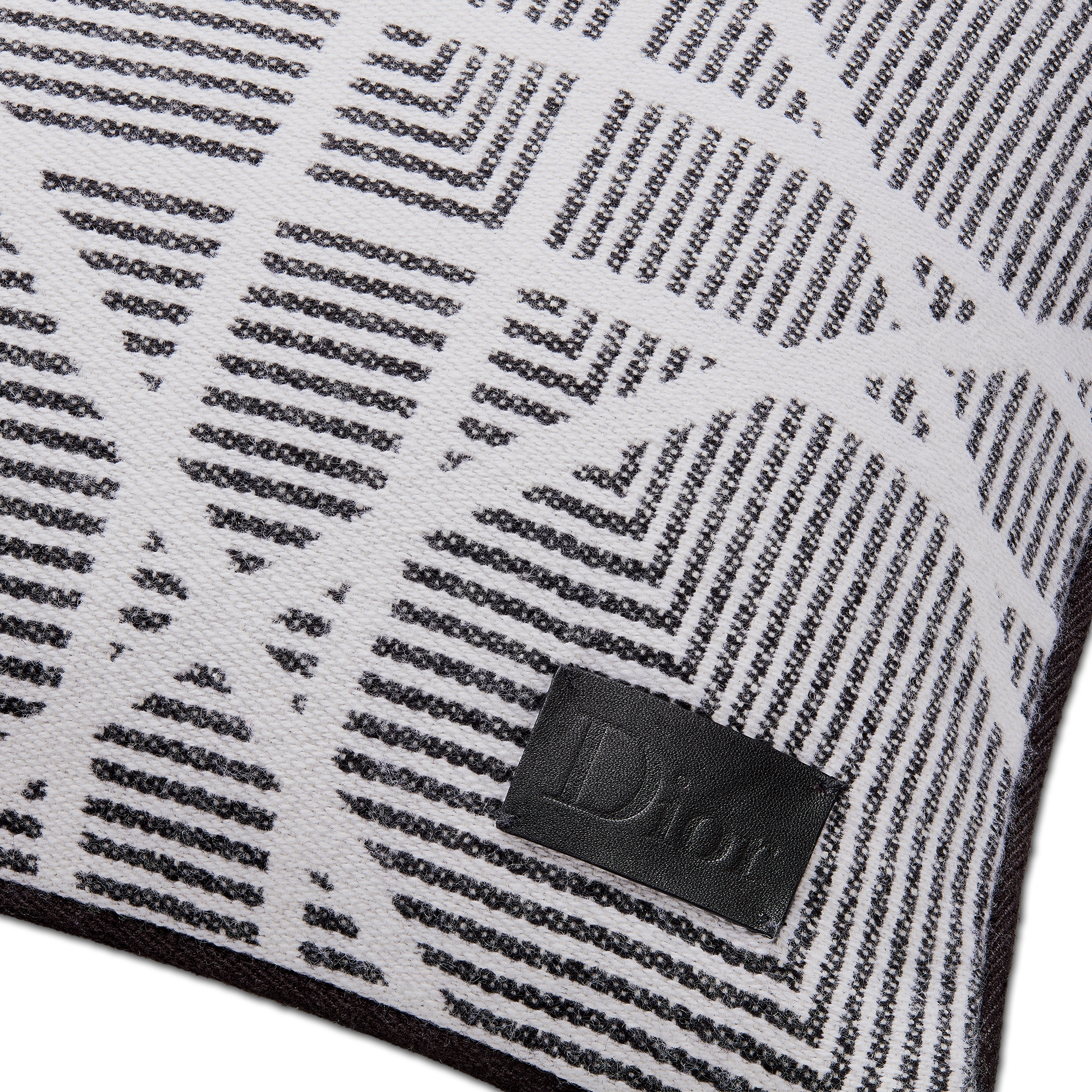 正方形靠垫 黑色和白色绵羊毛、山羊绒和桑蚕丝混纺提花面料 Optique 藤格纹 E09