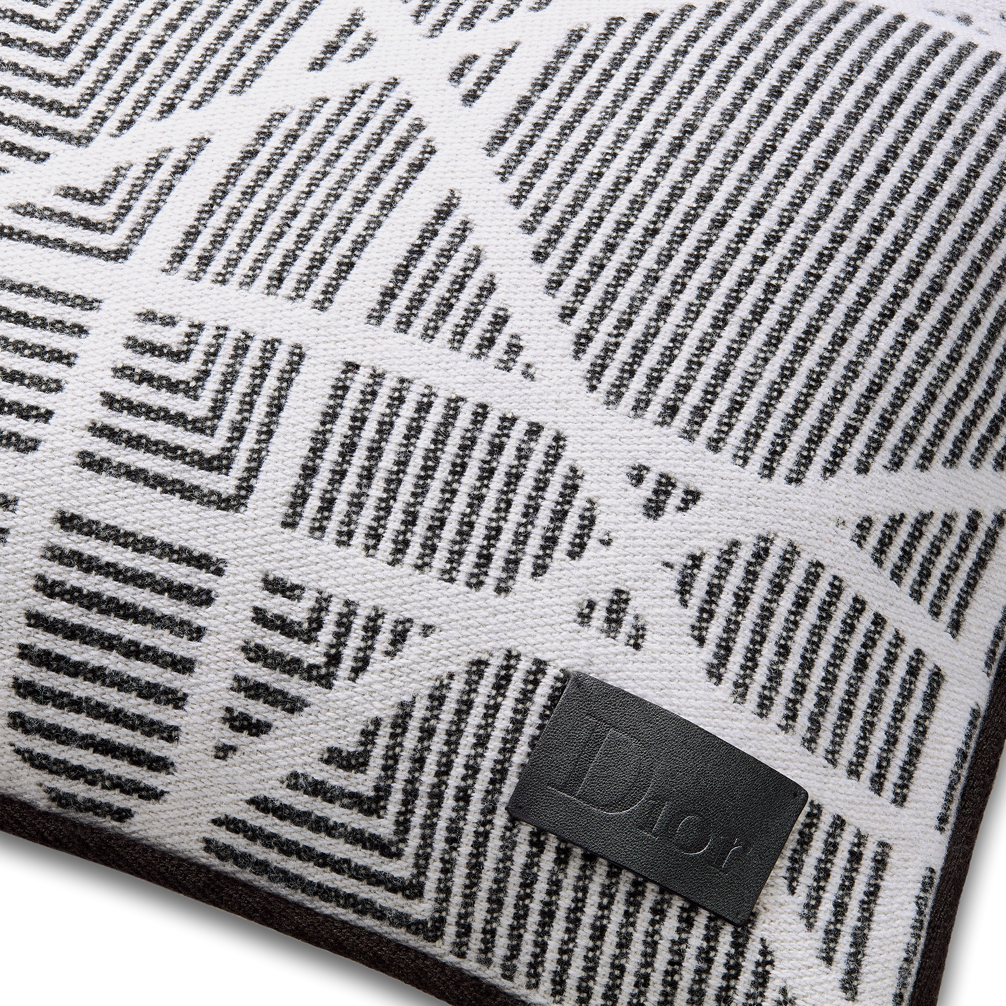 方形靠垫 黑色和白色绵羊毛、山羊绒和桑蚕丝混纺提花面料 Optique 藤格纹 E09