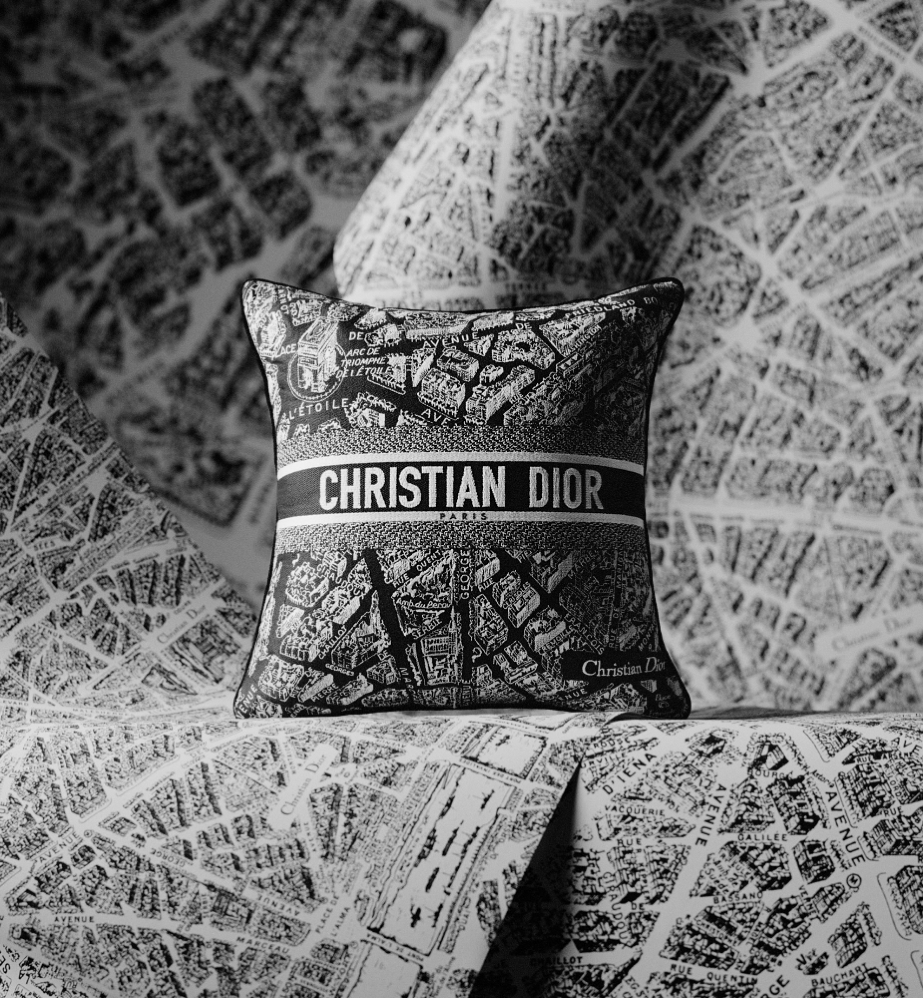 小号正方形靠垫 黑色和白色 Plan de Paris 图案 E13