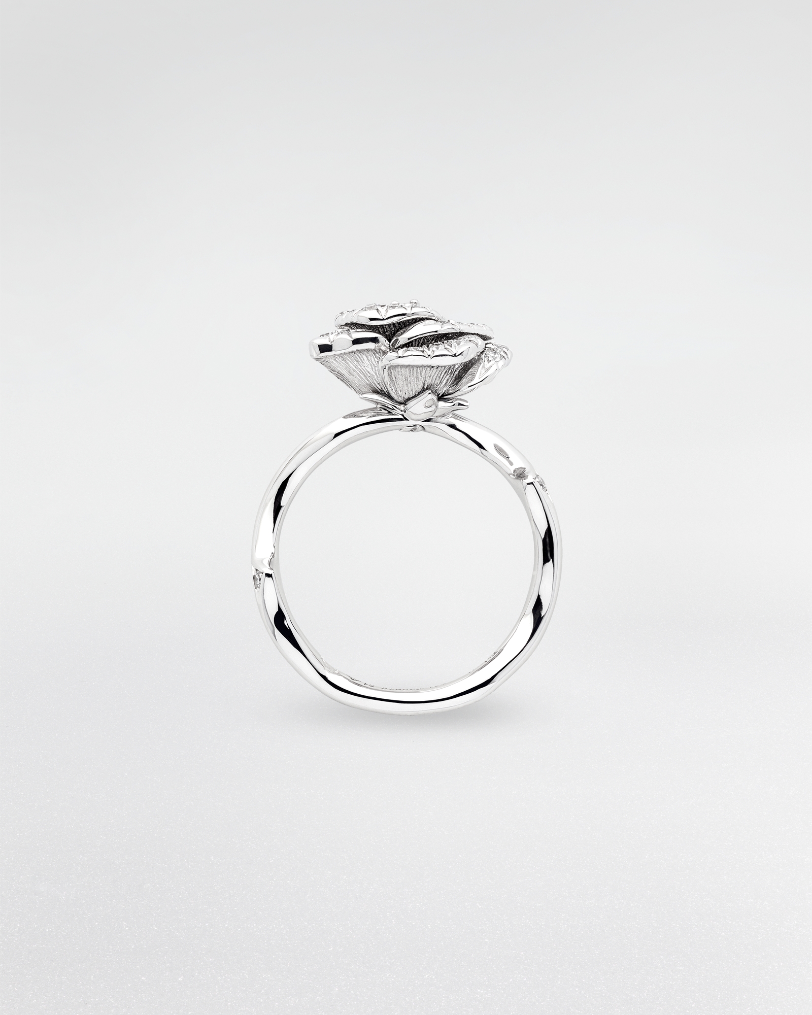 小号 Rose Dior Bagatelle 戒指 白色 18K 金和钻石 E02