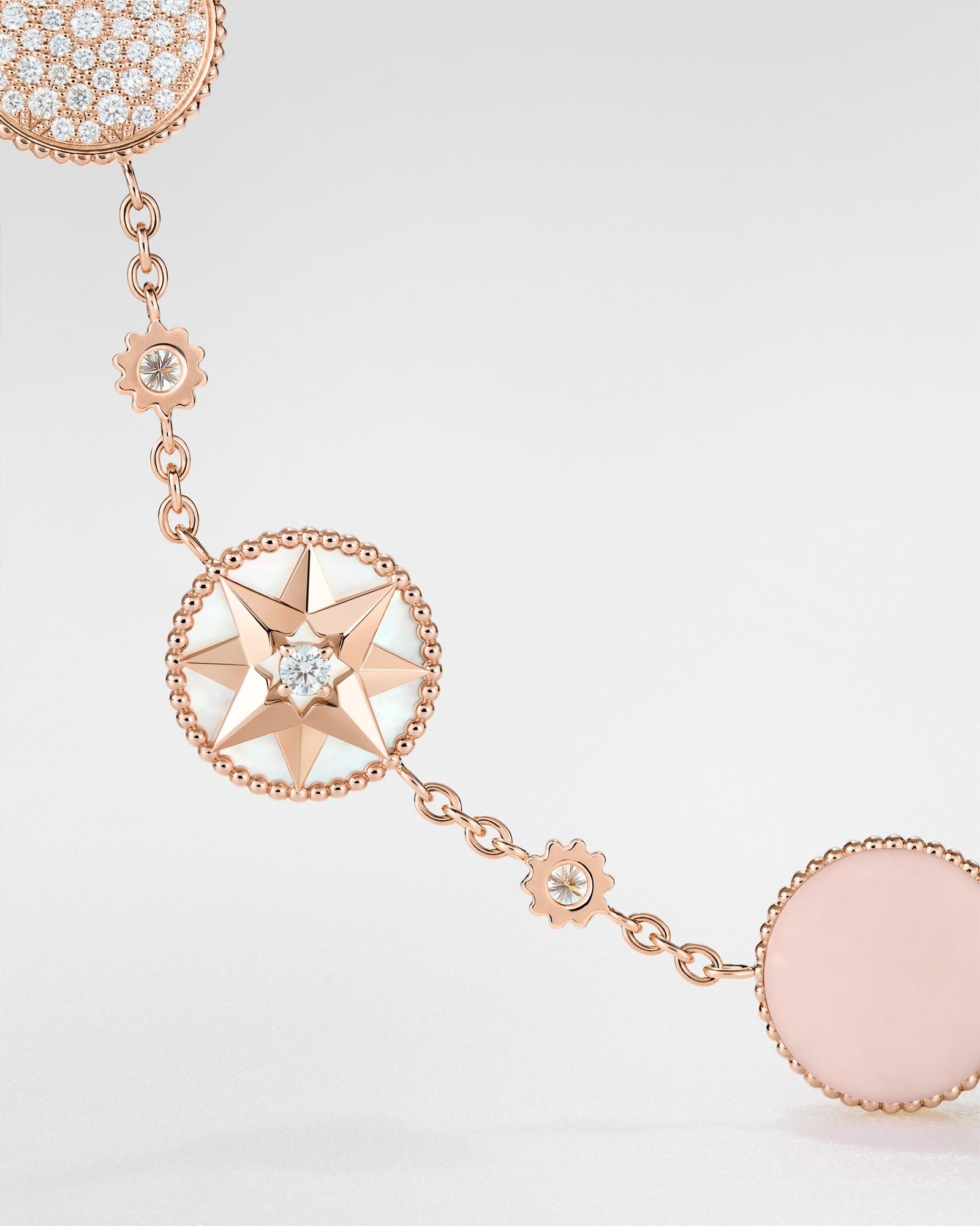 Rose des Vents 手链 玫瑰色 18K 金、钻石、珍珠母贝和粉色欧泊装饰 E02