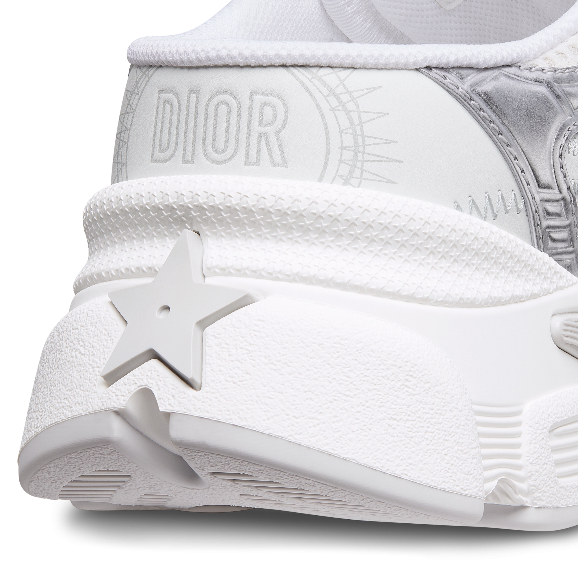 Dior Chrono 运动鞋 白色网眼织物搭配银色调和白色层压皮革效果镶片 E09