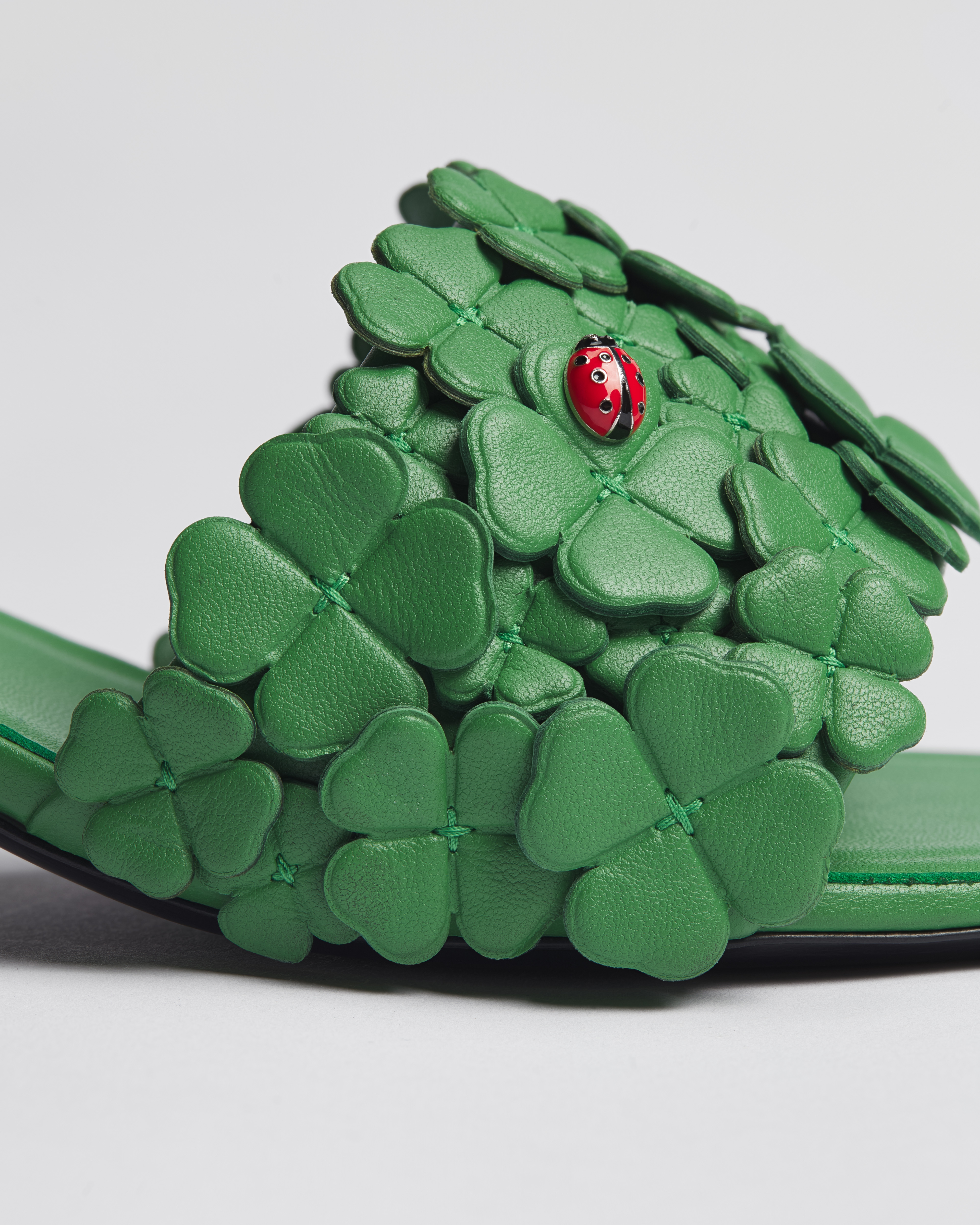 Dior Bloom 带跟凉拖 绿色羊皮革 Dior Clover 图案刺绣 E10