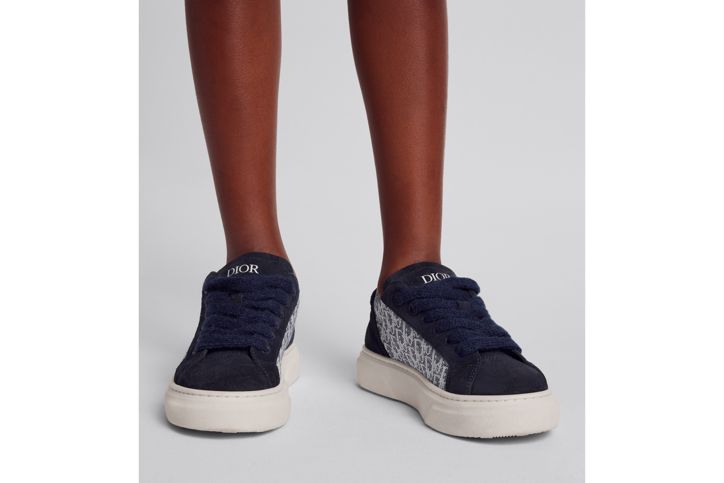 look_image_alt_prefix 儿童 B33 Spin 低帮运动鞋 蓝色和白色 Oblique 印花面料搭配海军蓝色绒面革 E23