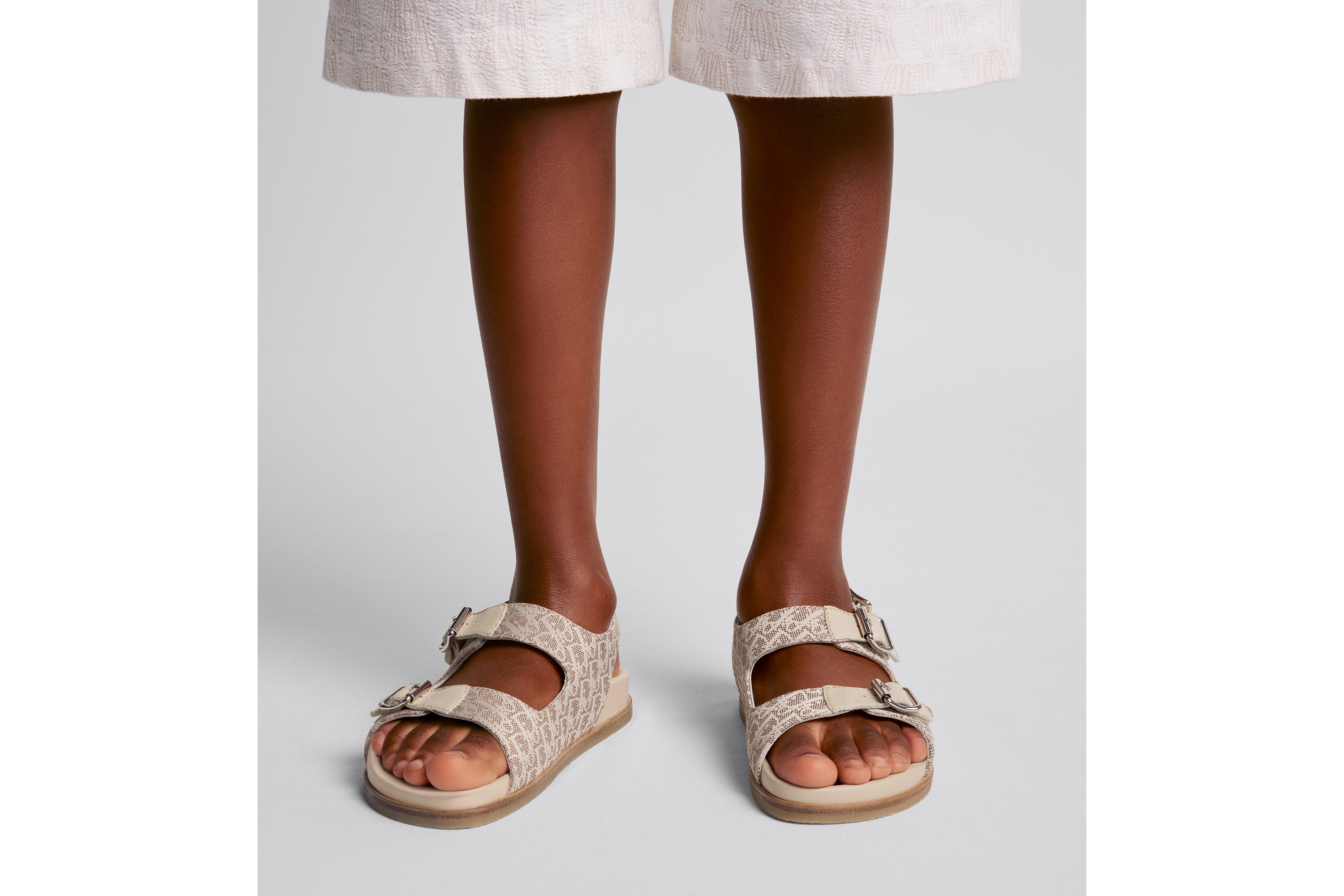 look_image_alt_prefix 凉鞋儿童款 米色牛皮革和 Oblique 印花帆布 E23