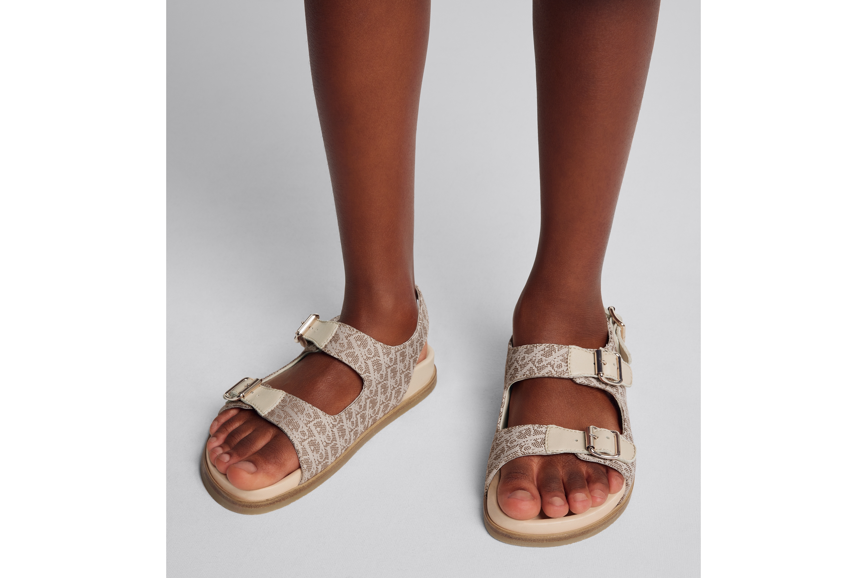 look_image_alt_prefix 凉鞋儿童款 米色牛皮革和 Oblique 印花帆布 E24