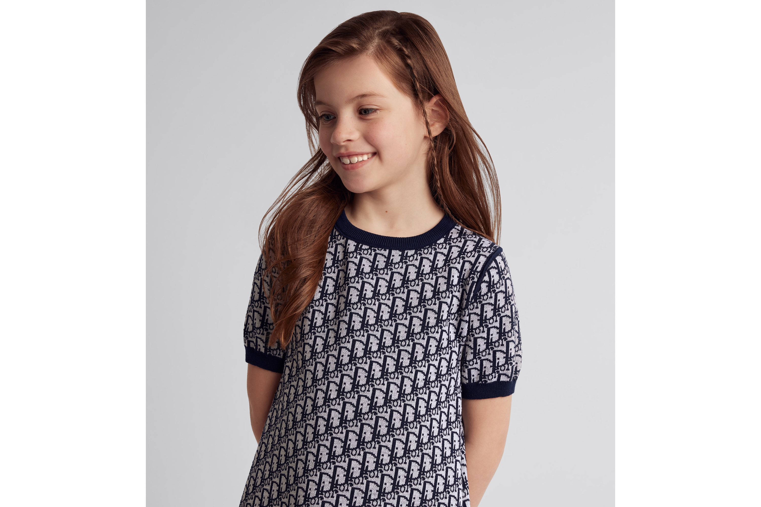 look_image_alt_prefix 儿童双面 A 字连衣裙 海军蓝色绵羊毛针织面料象牙色和蓝色 Oblique 印花 E11