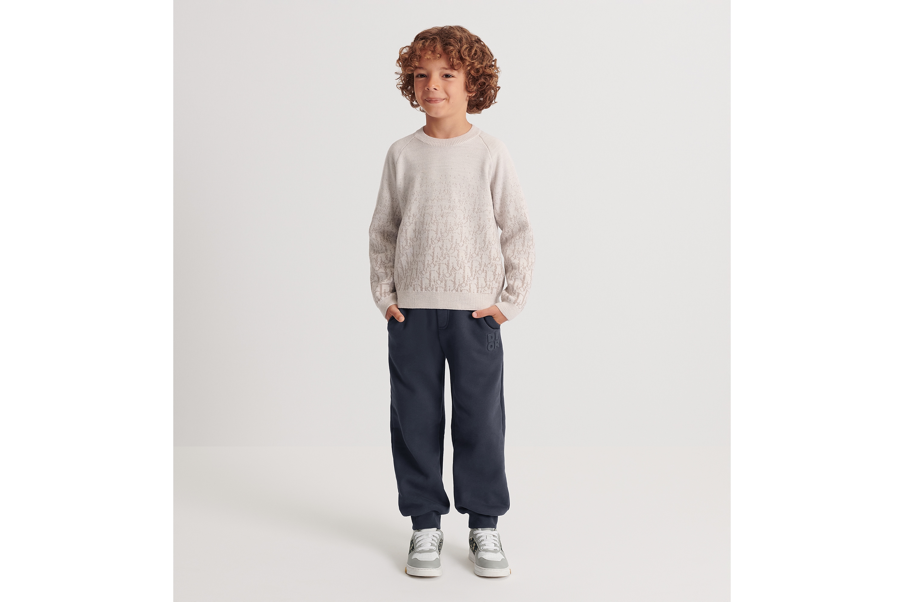 look_image_alt_prefix 儿童针织衫 米色绵羊毛针织面料灰色 Oblique 印花渐变效果 E08