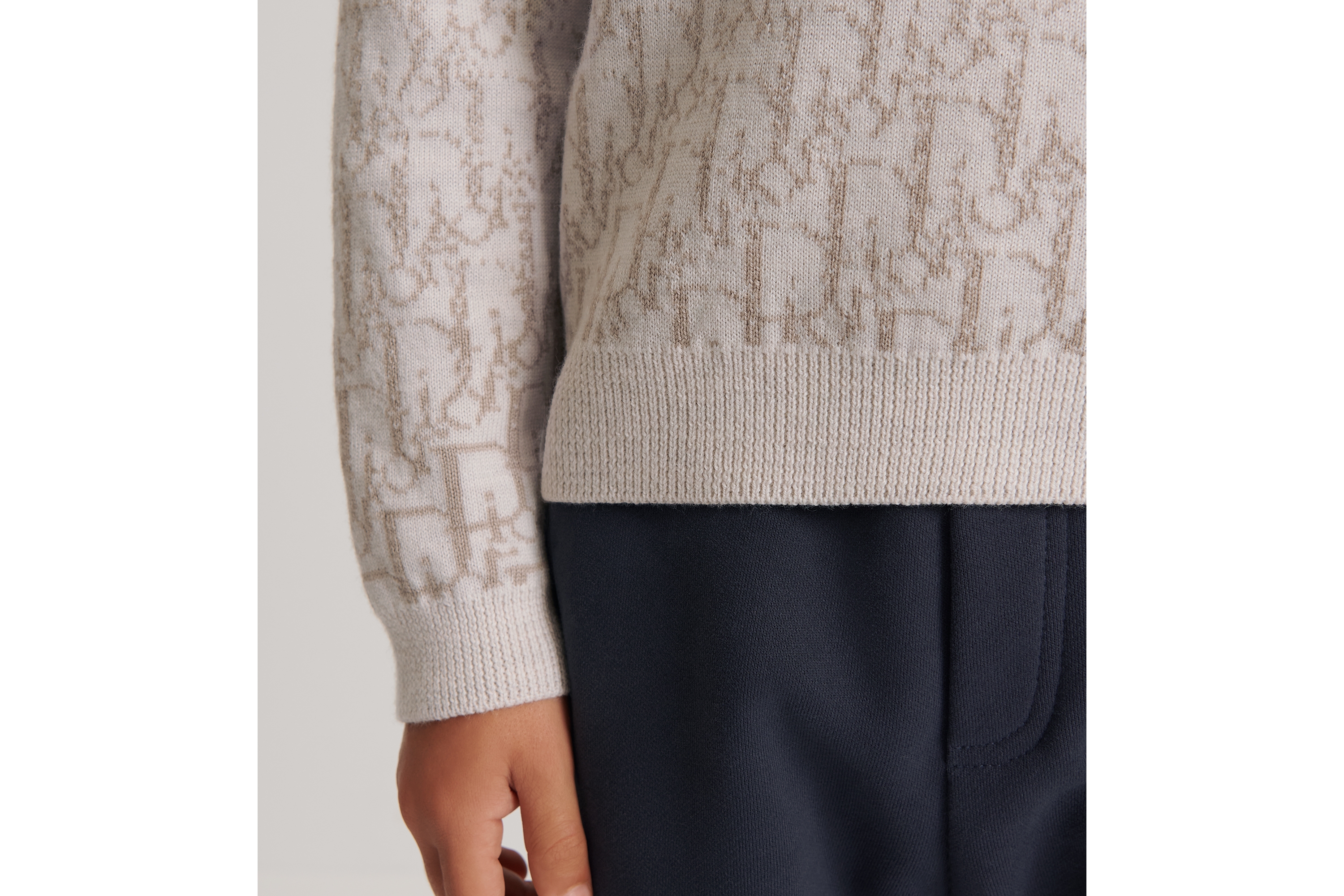 look_image_alt_prefix 儿童针织衫 米色绵羊毛针织面料灰色 Oblique 印花渐变效果 E10