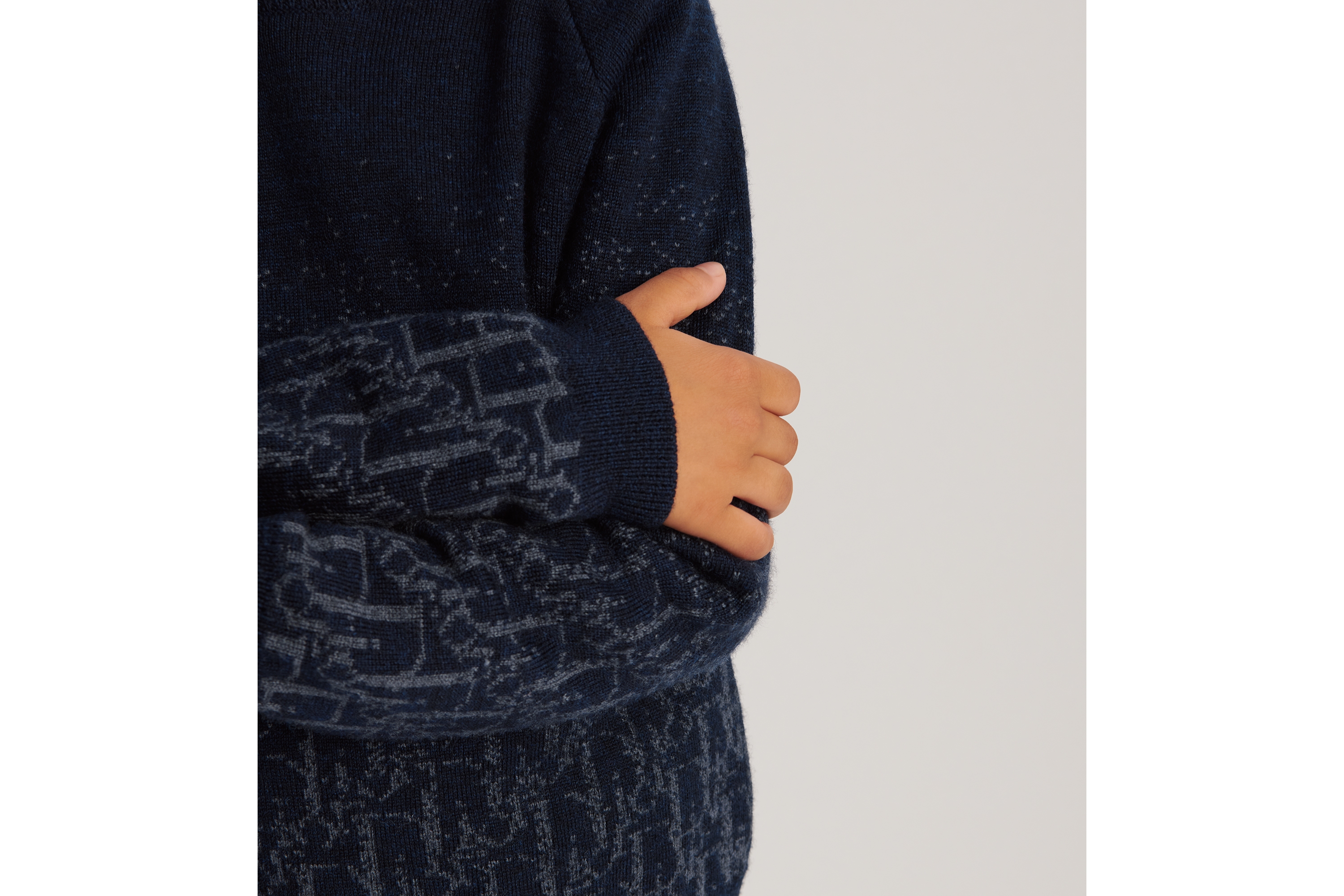 look_image_alt_prefix 儿童针织衫 海军蓝色绵羊毛针织面料蓝色 Oblique 印花渐变效果 E10