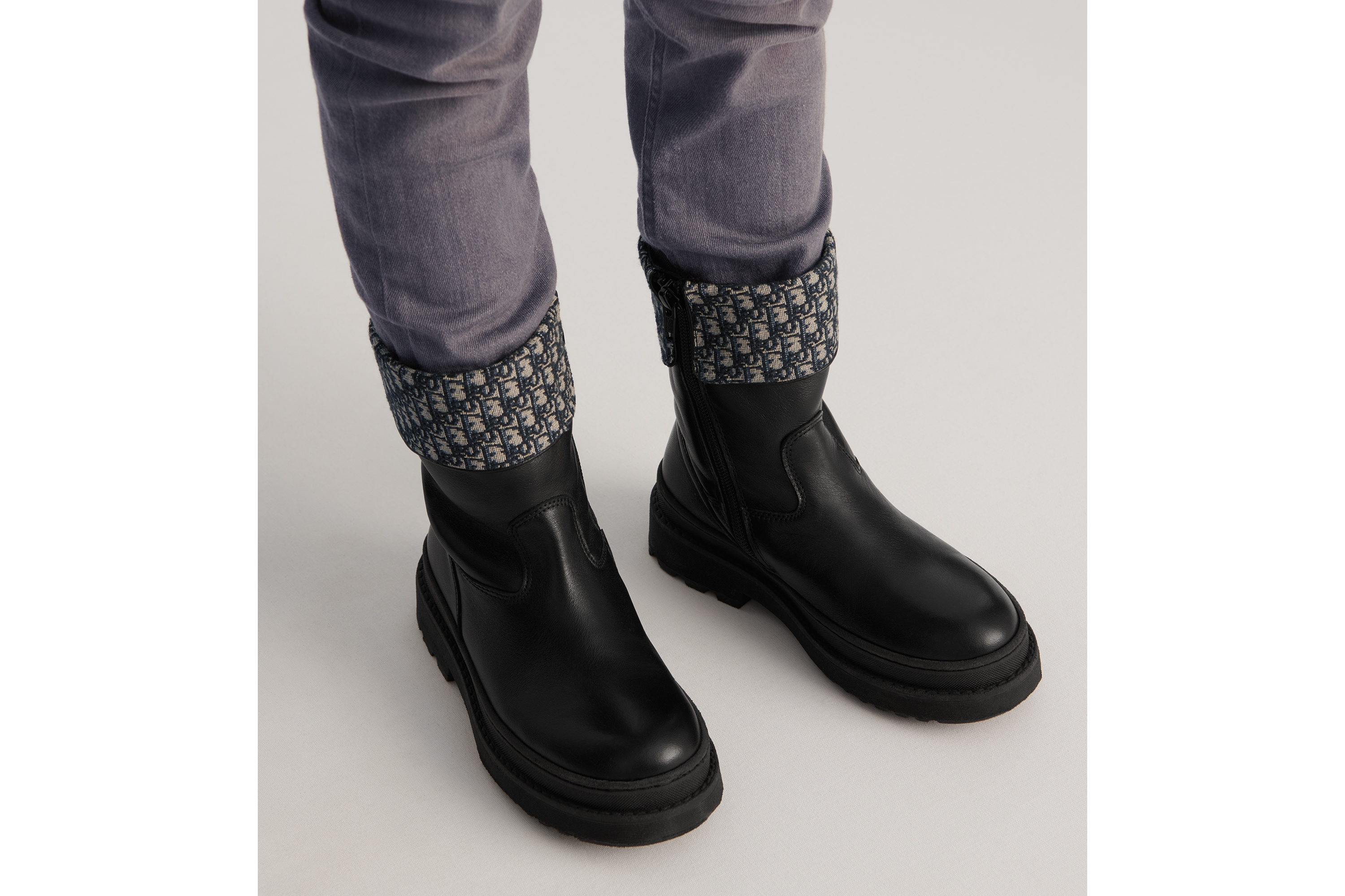 靴子儿童款 黑色牛皮革米色和蓝色 Oblique 印花 E23