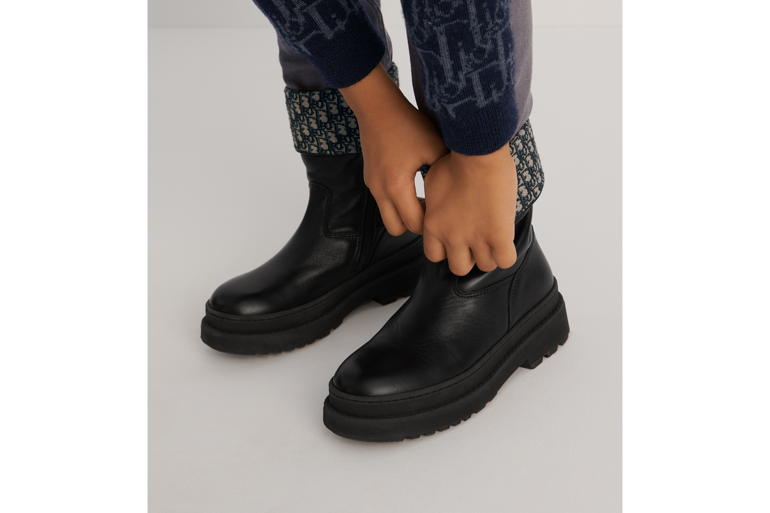 look_image_alt_prefix 靴子儿童款 黑色牛皮革米色和蓝色 Oblique 印花 E24