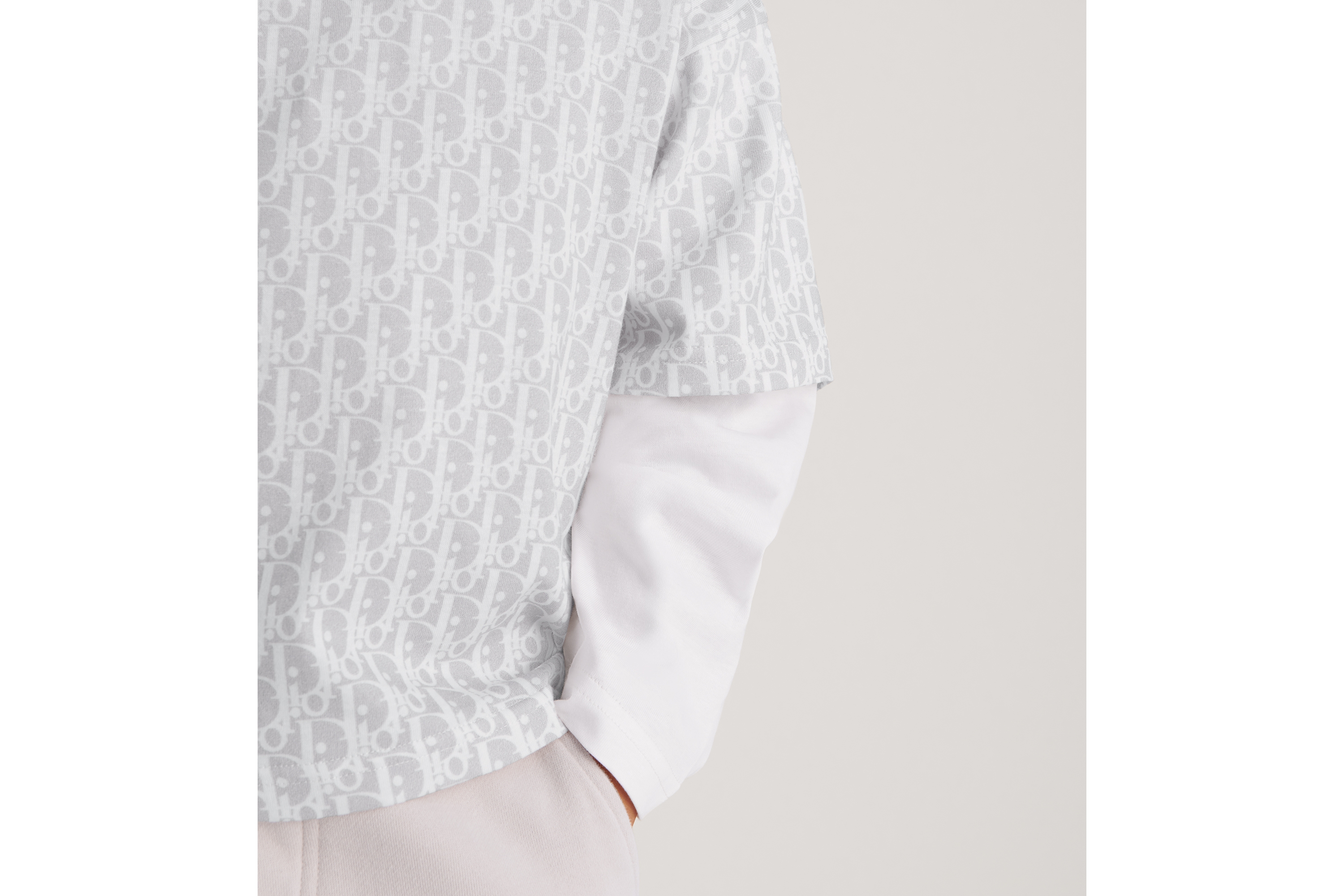 look_image_alt_prefix 儿童长袖 T 恤 灰色和米色棉质平纹针织面料 Oblique 印花渐变效果 E10