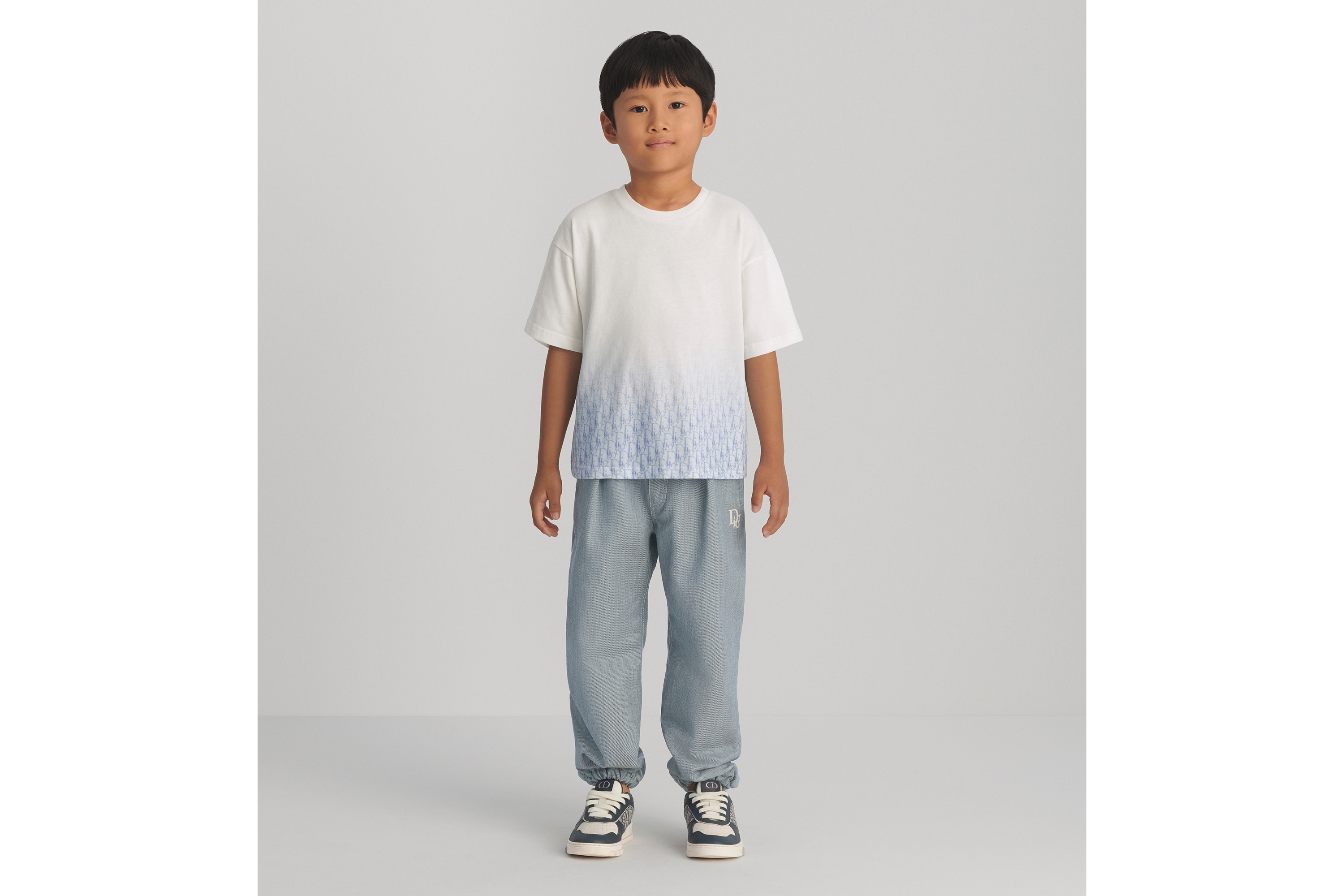 look_image_alt_prefix 儿童 T 恤 象牙色棉质平纹针织面料渐变蓝色 Oblique 印花 E01