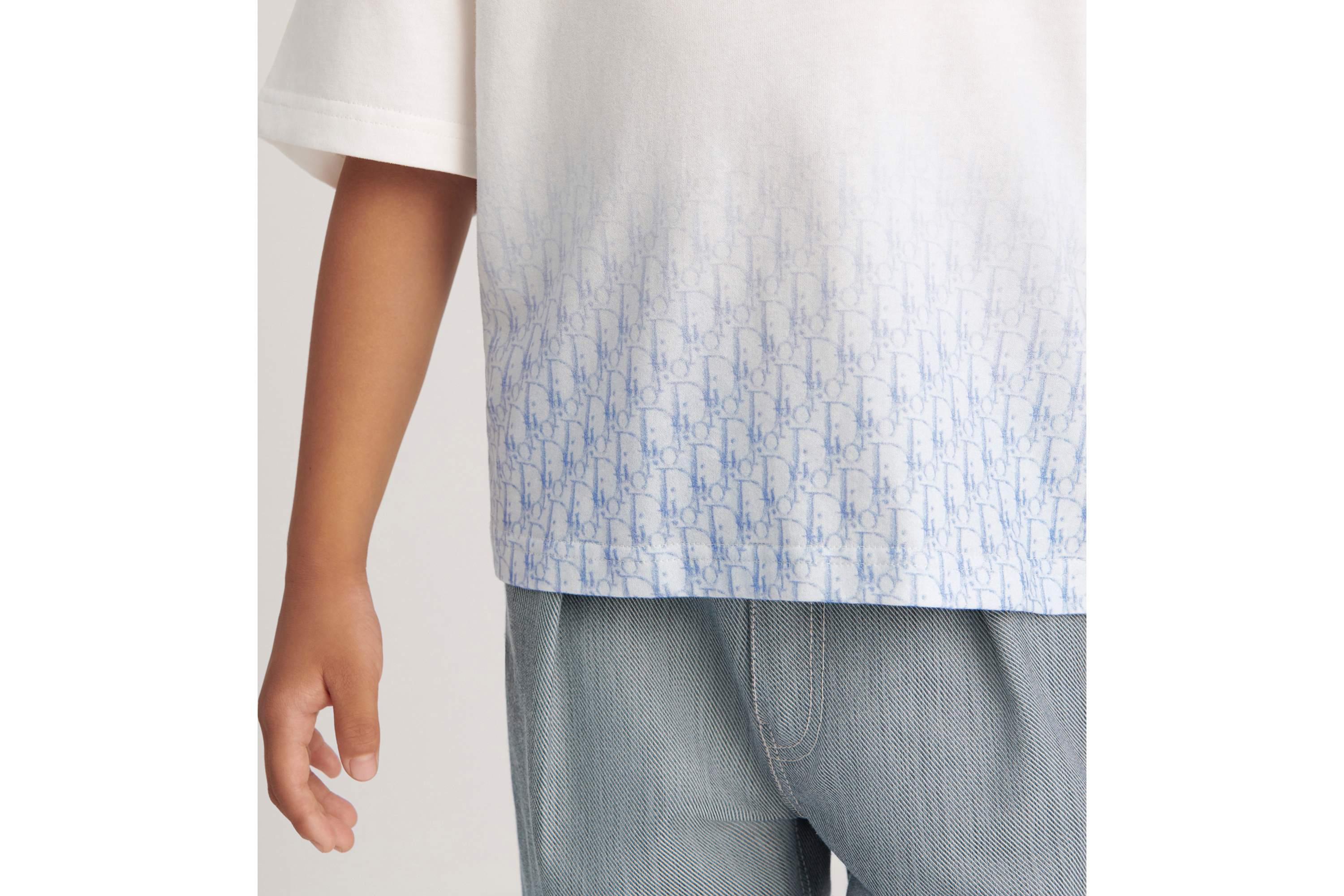 look_image_alt_prefix 儿童 T 恤 象牙色棉质平纹针织面料渐变蓝色 Oblique 印花 E03