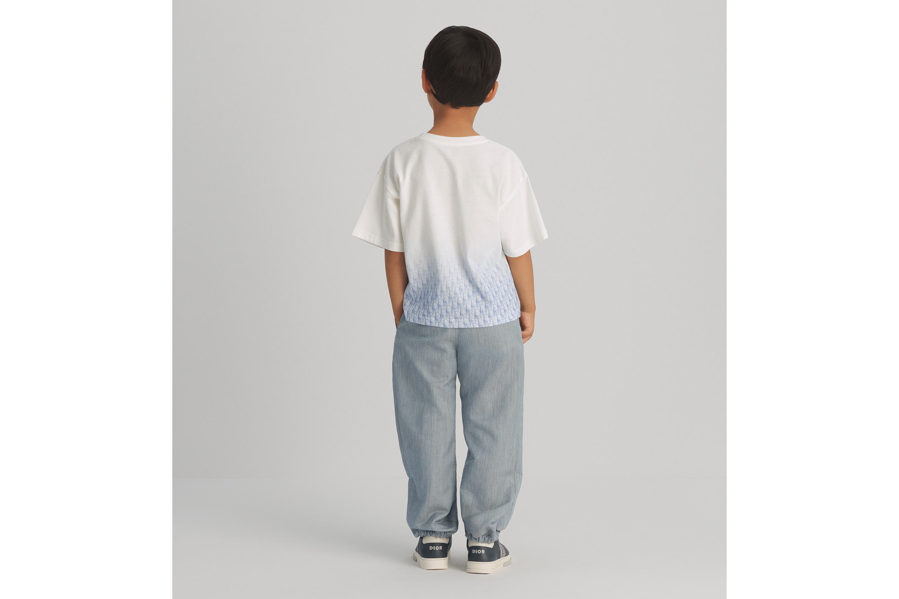 look_image_alt_prefix 儿童 T 恤 象牙色棉质平纹针织面料渐变蓝色 Oblique 印花 E05