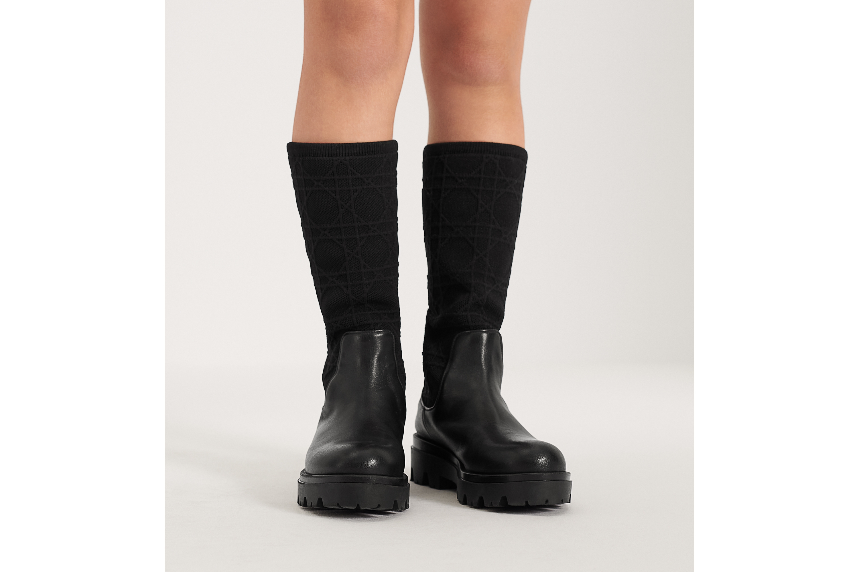 look_image_alt_prefix 靴子儿童款 黑色提花针织面料和牛皮革藤格纹 E23