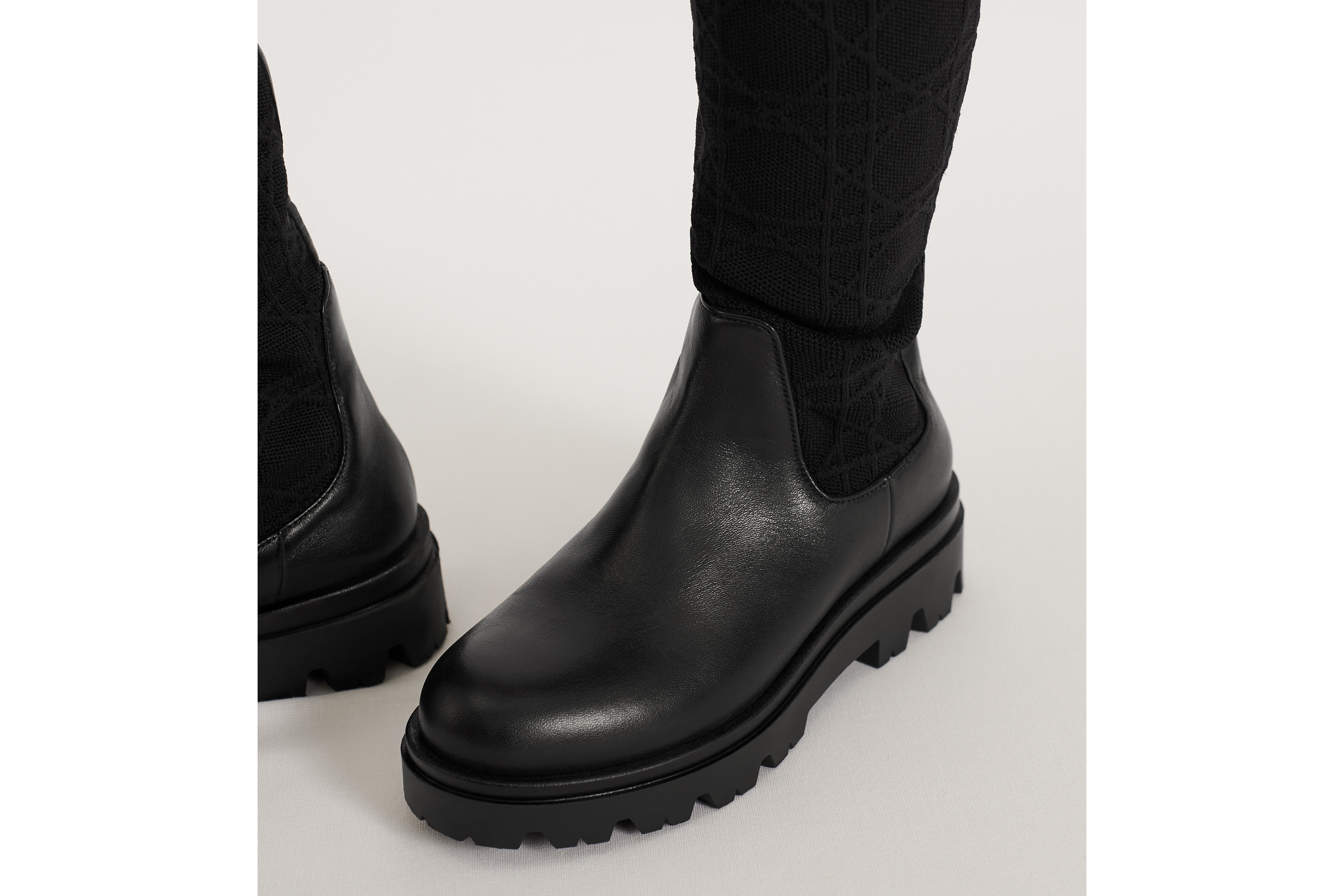 look_image_alt_prefix 靴子儿童款 黑色提花针织面料和牛皮革藤格纹 E24