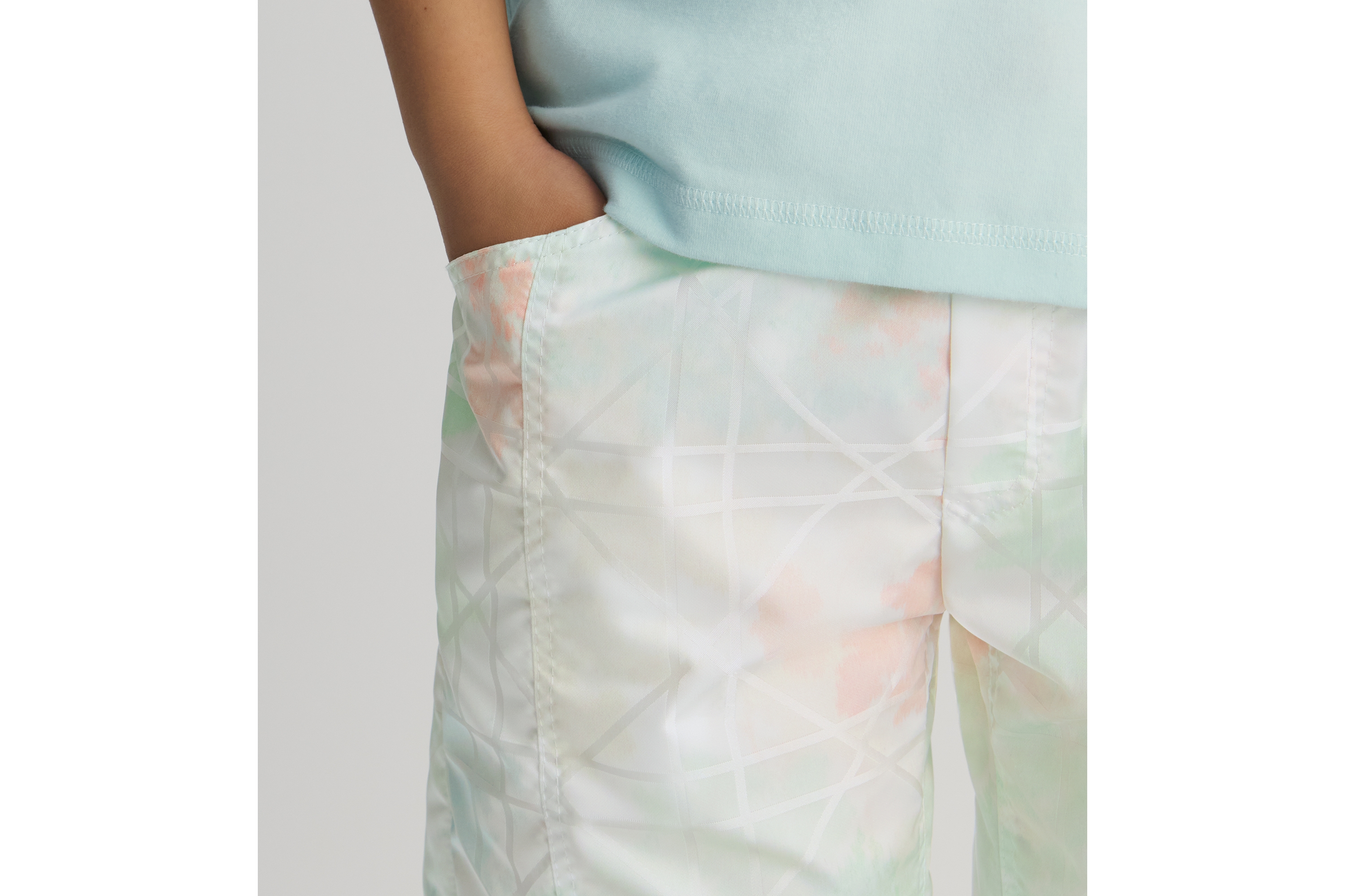 look_image_alt_prefix 儿童短裤 象牙色防水效果提花科技面料多色迷彩效果藤格纹 E05