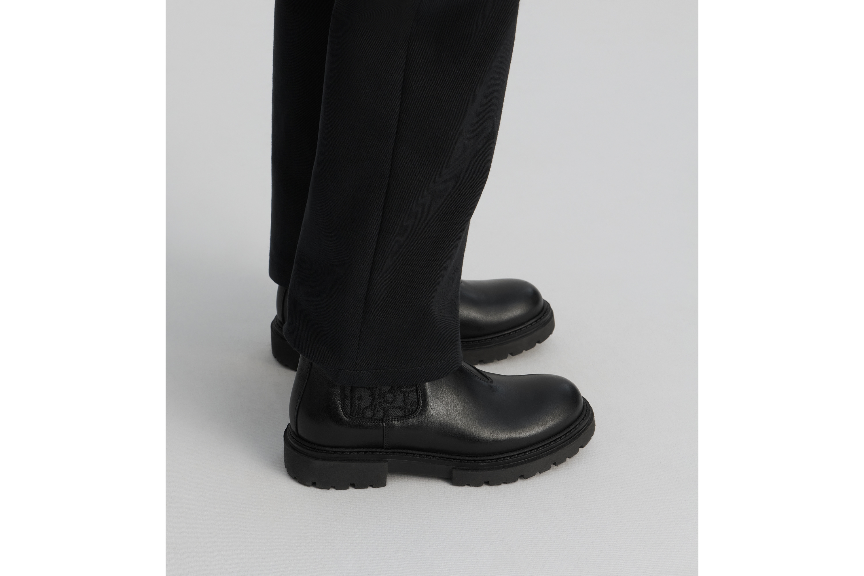 look_image_alt_prefix 切尔西短靴儿童款 黑色牛皮革和 Oblique 印花面料 E05