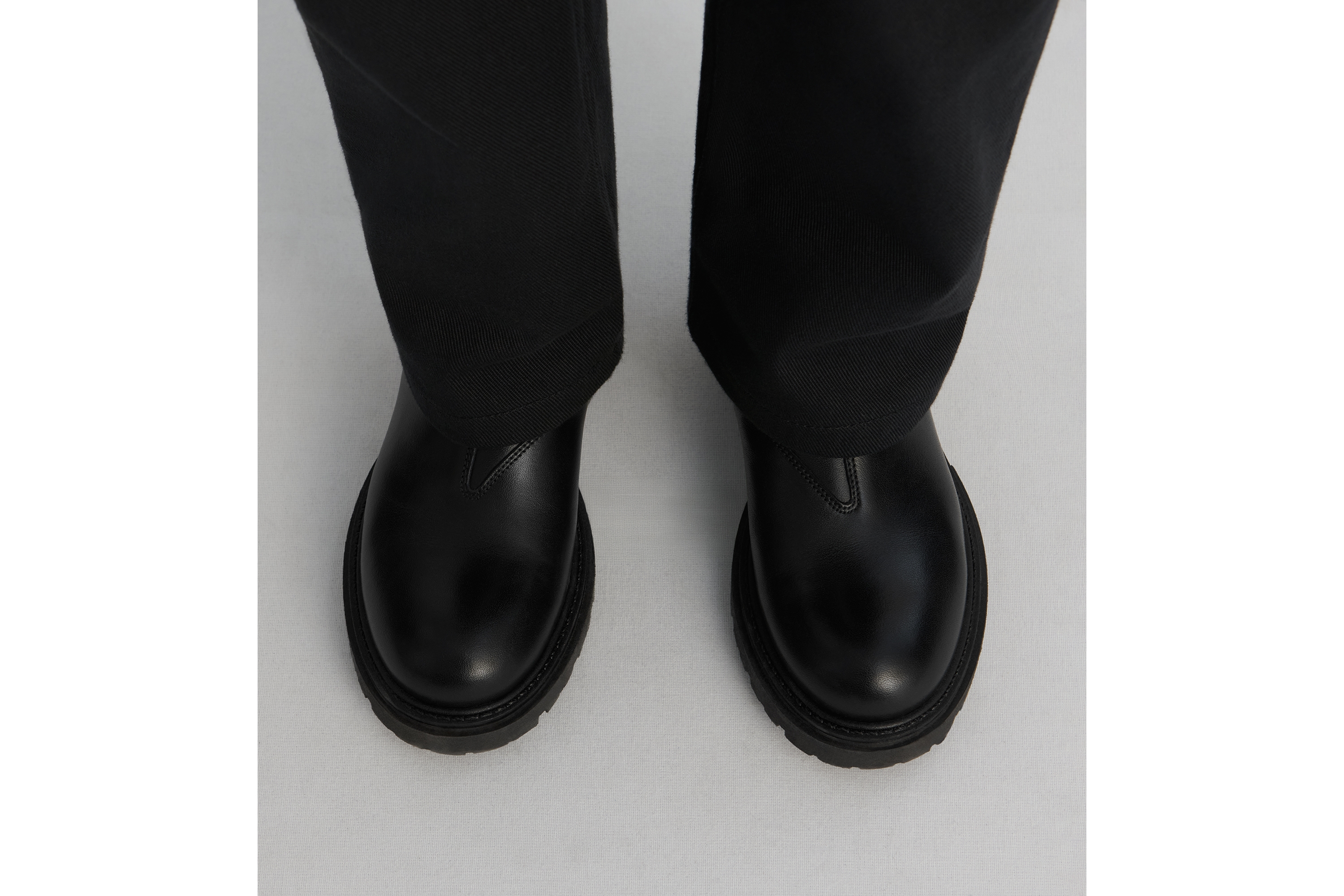 look_image_alt_prefix 切尔西短靴儿童款 黑色牛皮革和 Oblique 印花面料 E06