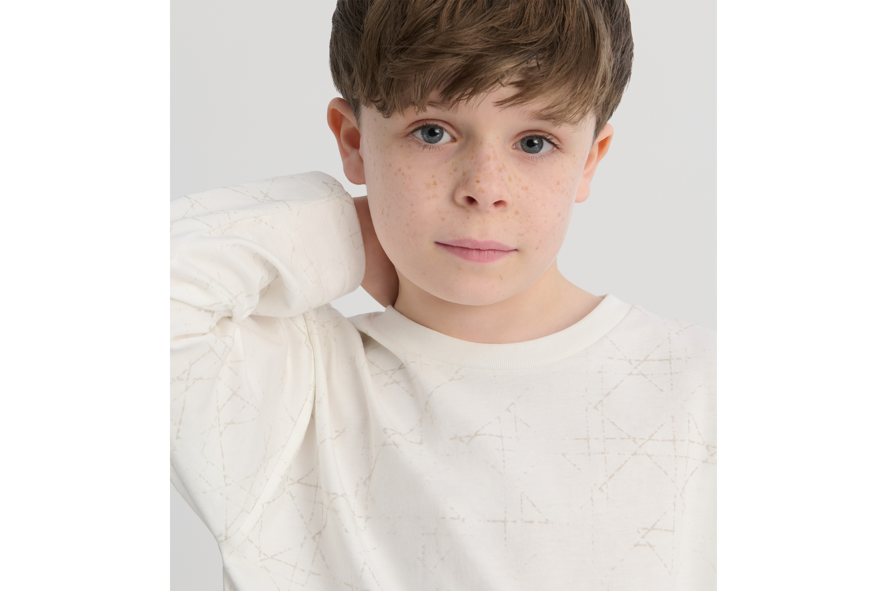 儿童长袖 T 恤 象牙色棉质平纹针织面料浅灰色藤格纹图案褪色效果 E02