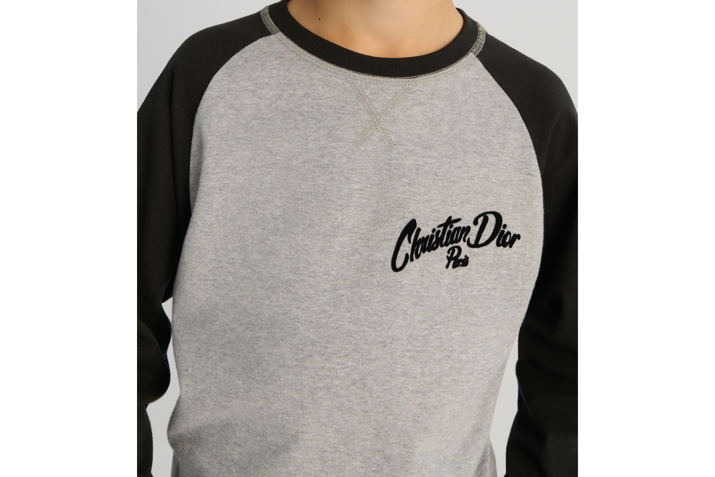 look_image_alt_prefix 儿童长袖 T 恤 灰色和黑色棉质混纺平纹针织面料 E10