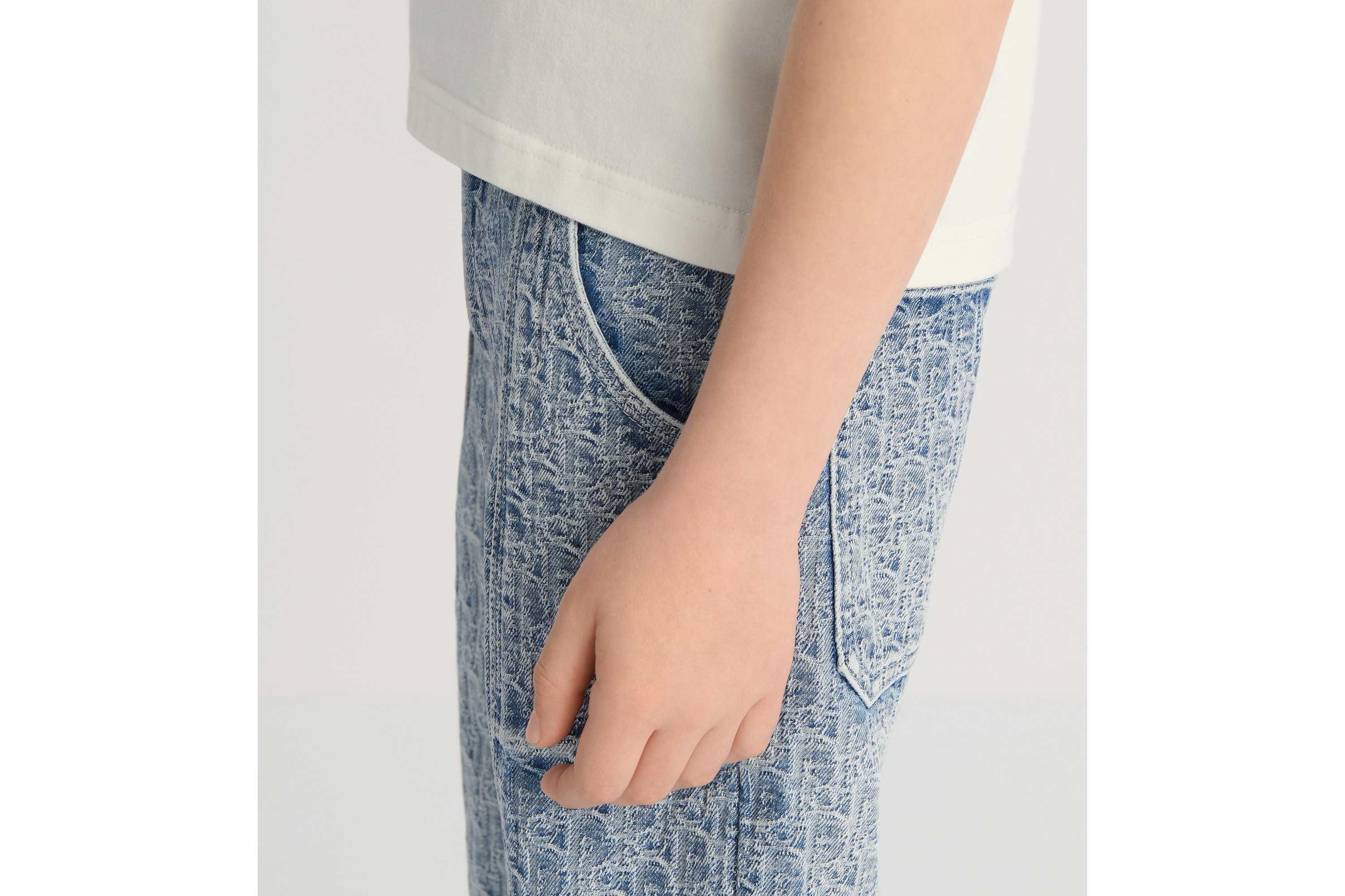 look_image_alt_prefix 儿童短裤 蓝色石洗针刺棉质牛仔布搭配 Oblique 印花面料 E03