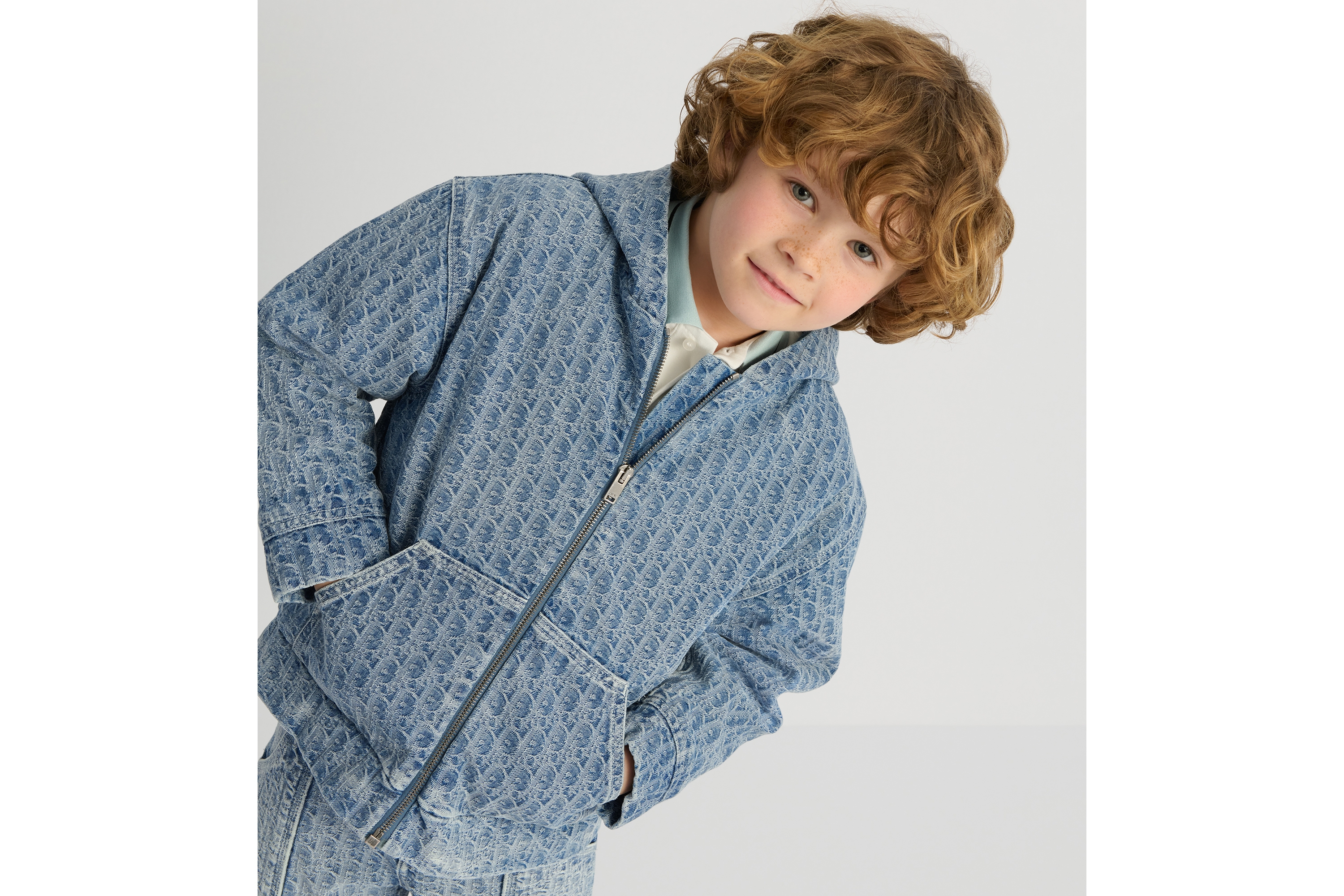 look_image_alt_prefix 儿童拉链连帽夹克 蓝色石洗针刺棉质牛仔布搭配 Oblique 印花面料 E05