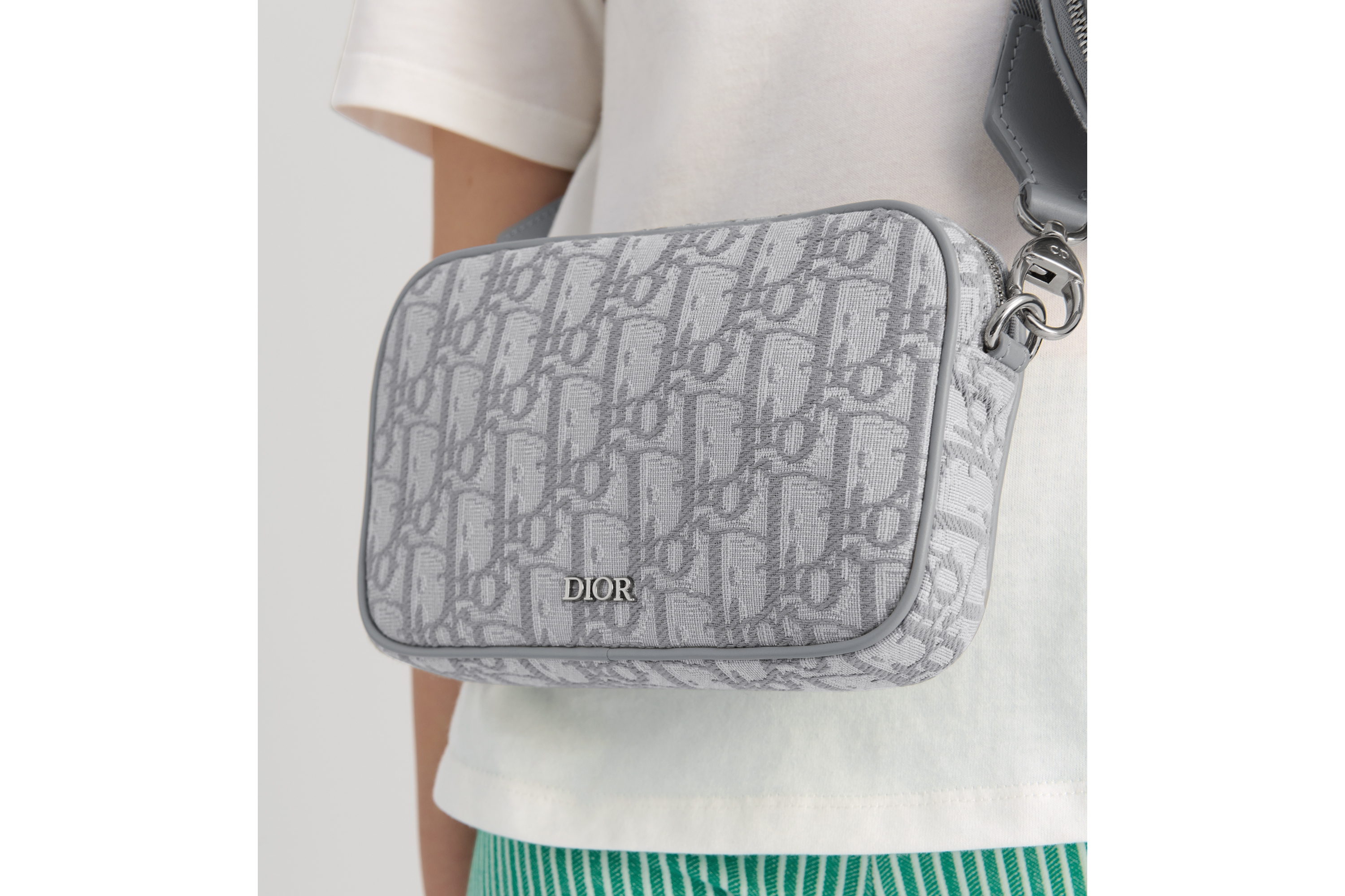 look_image_alt_prefix 小号儿童多功能手袋 灰色提花面料 Oblique 印花 E09