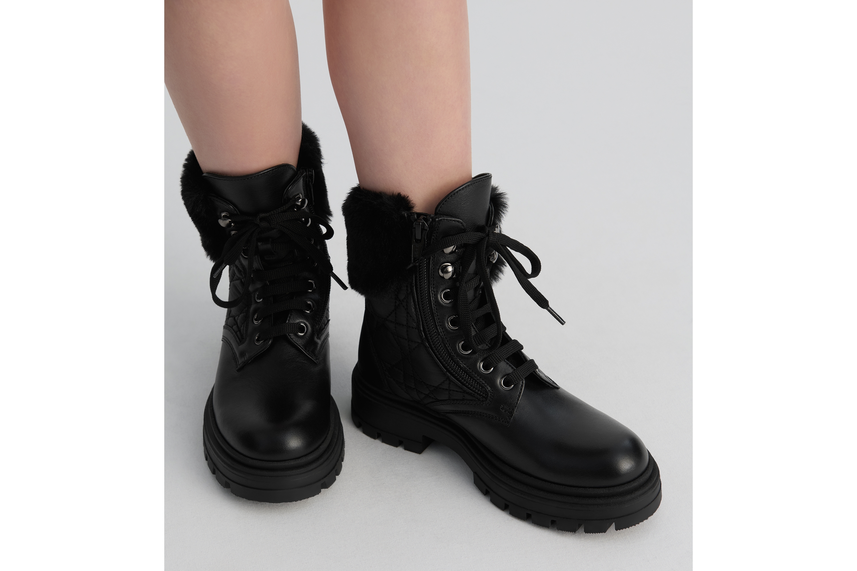 look_image_alt_prefix 儿童及踝靴 黑色牛皮革、科技面料和仿羊羔绒藤格纹 E05