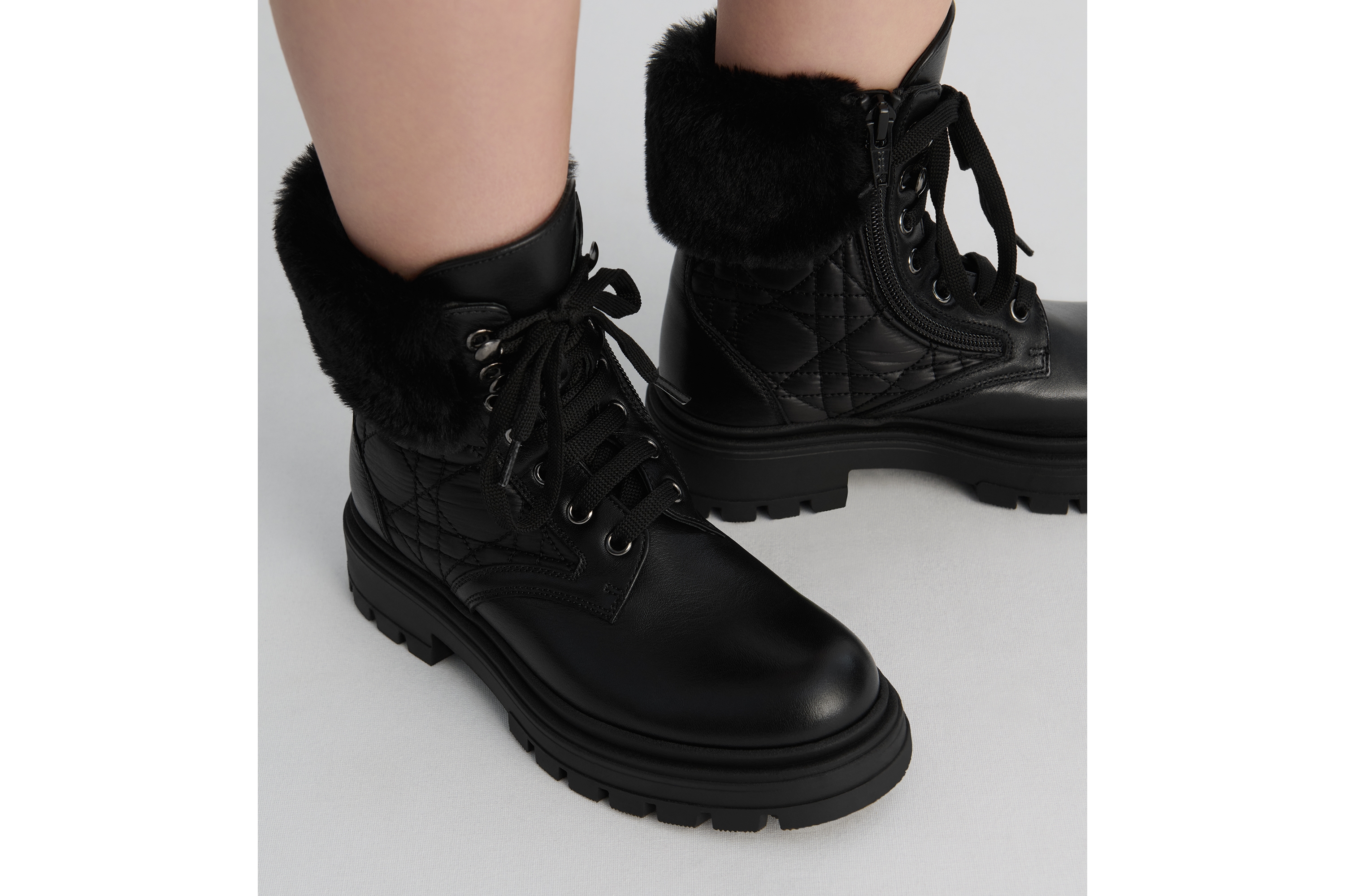 look_image_alt_prefix 儿童及踝靴 黑色牛皮革、科技面料和仿羊羔绒藤格纹 E06