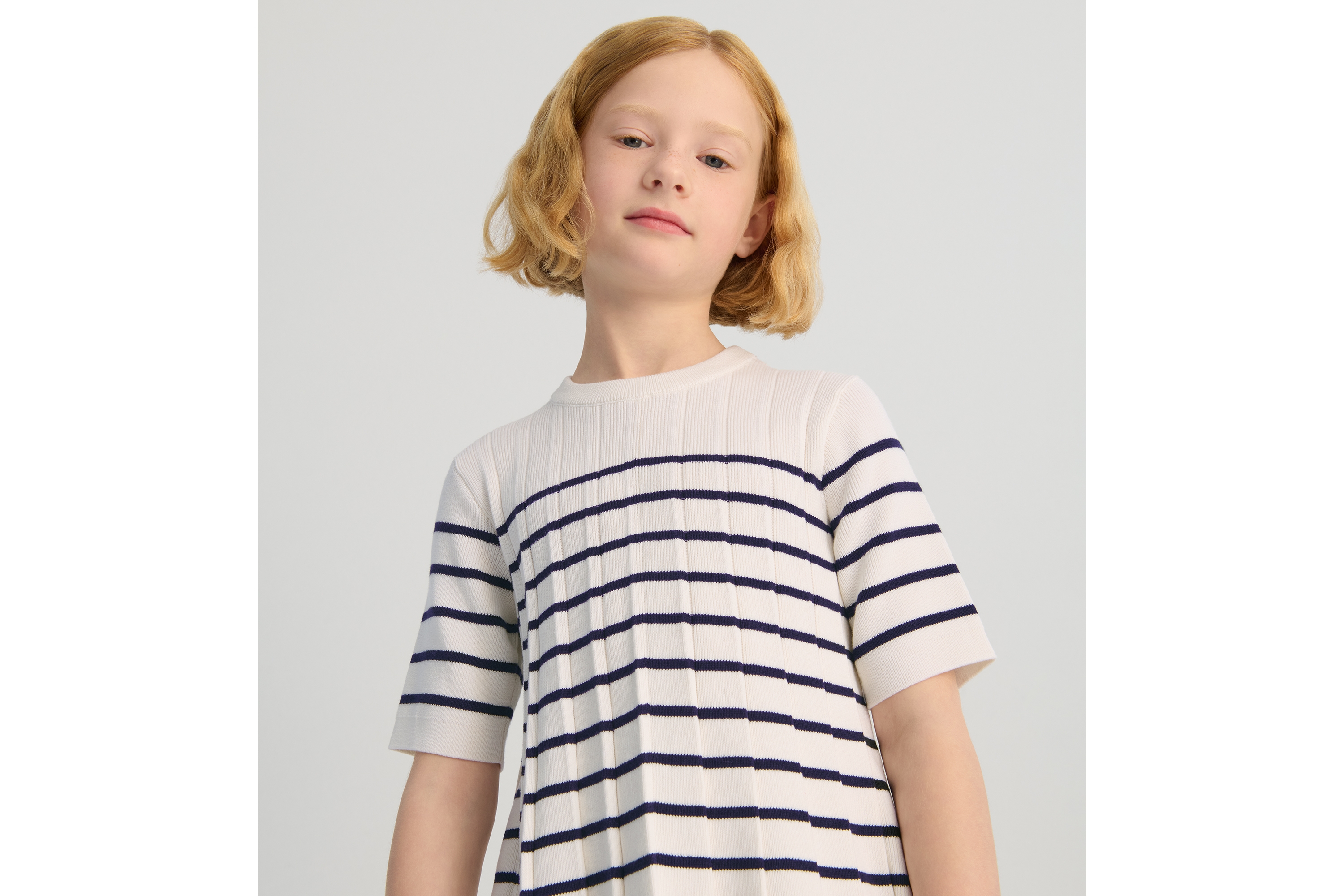 look_image_alt_prefix 儿童喇叭形连衣裙 象牙色棉质混纺褶裥针织面料海军蓝色条纹图案 E07