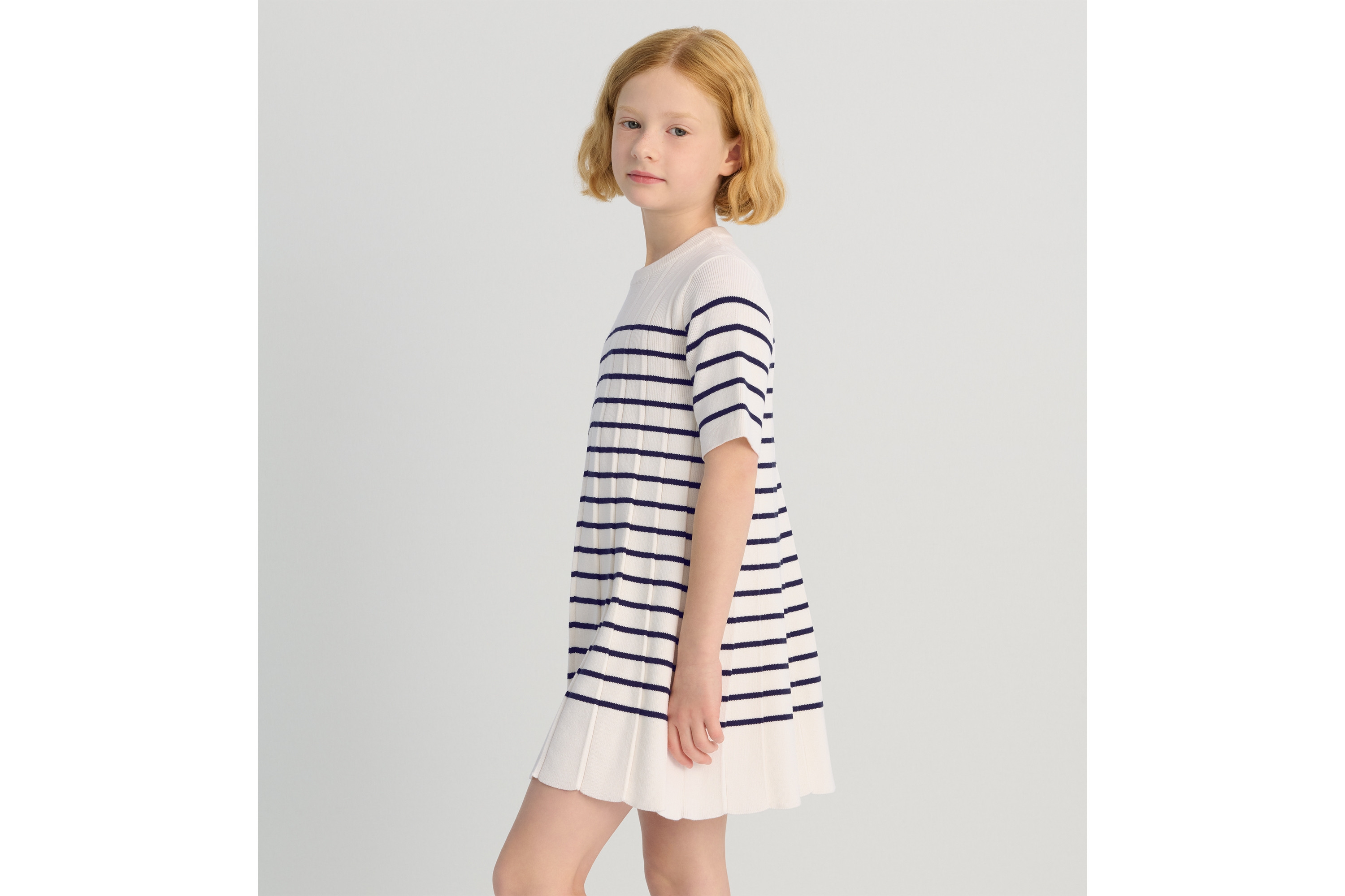 look_image_alt_prefix 儿童喇叭形连衣裙 象牙色棉质混纺褶裥针织面料海军蓝色条纹图案 E09