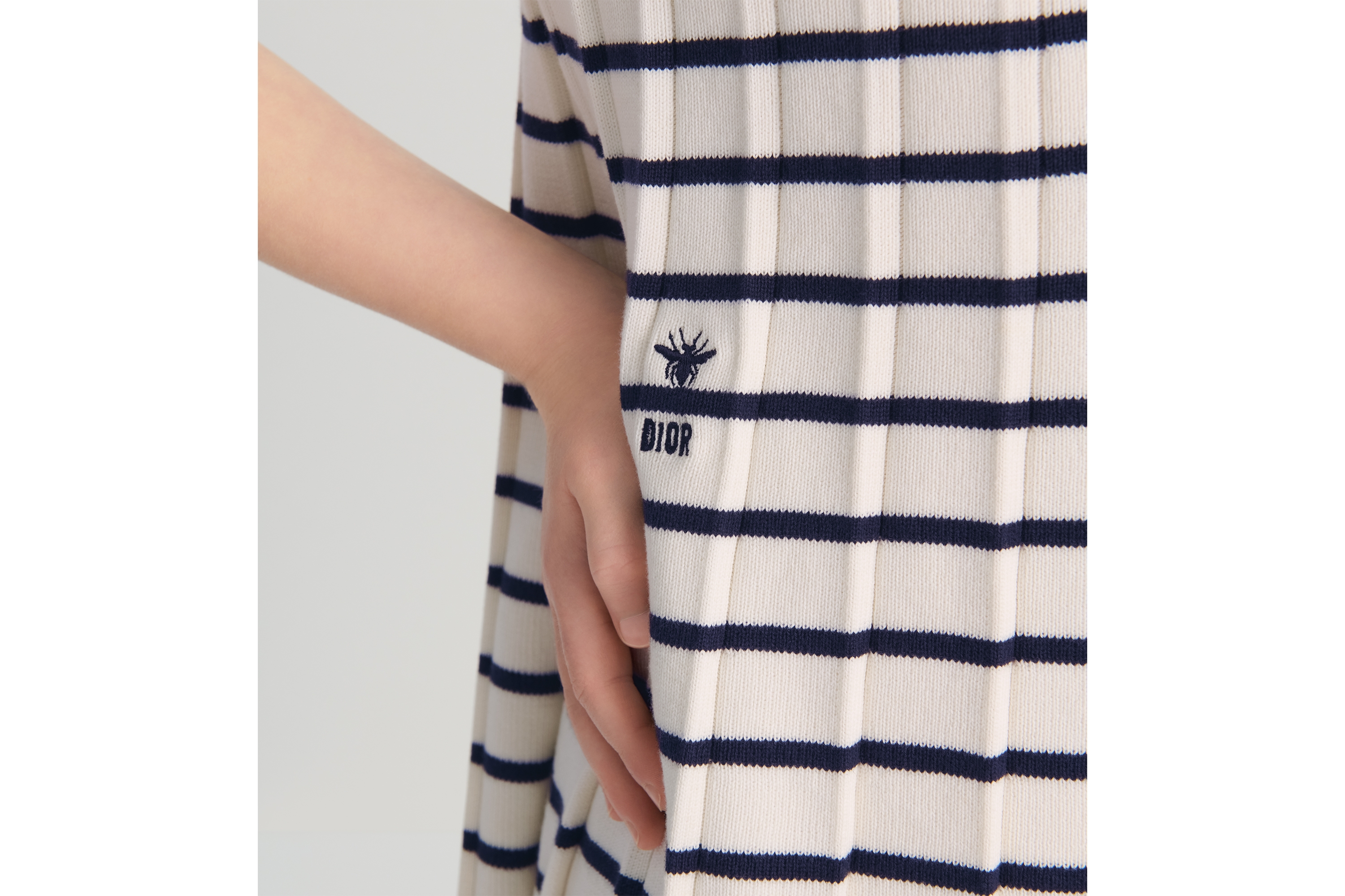 look_image_alt_prefix 儿童喇叭形连衣裙 象牙色棉质混纺褶裥针织面料海军蓝色条纹图案 E10