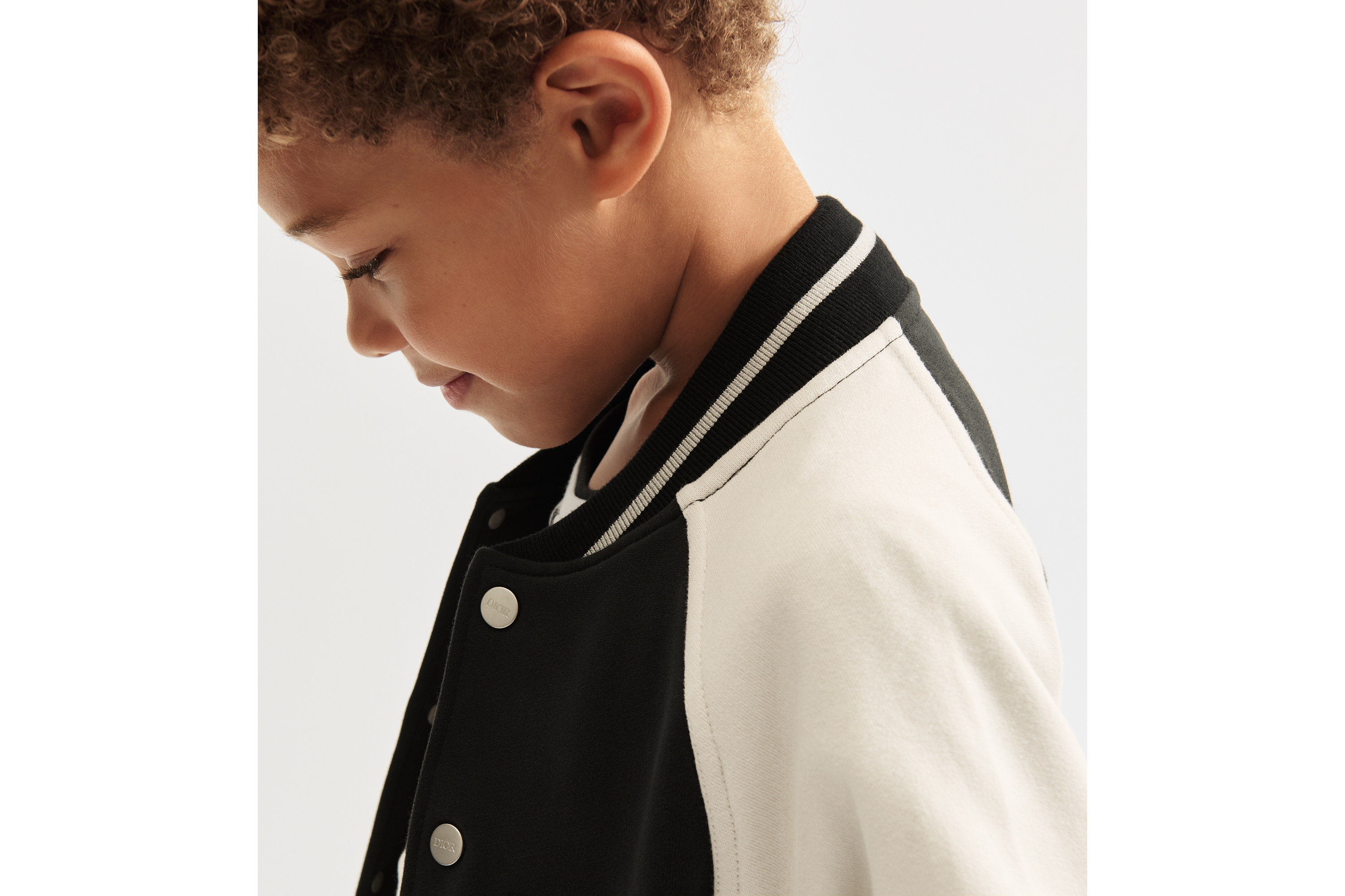 look_image_alt_prefix 儿童飞行员版型开衫 黑色和象牙色棉质拉绒起绒面料 E11