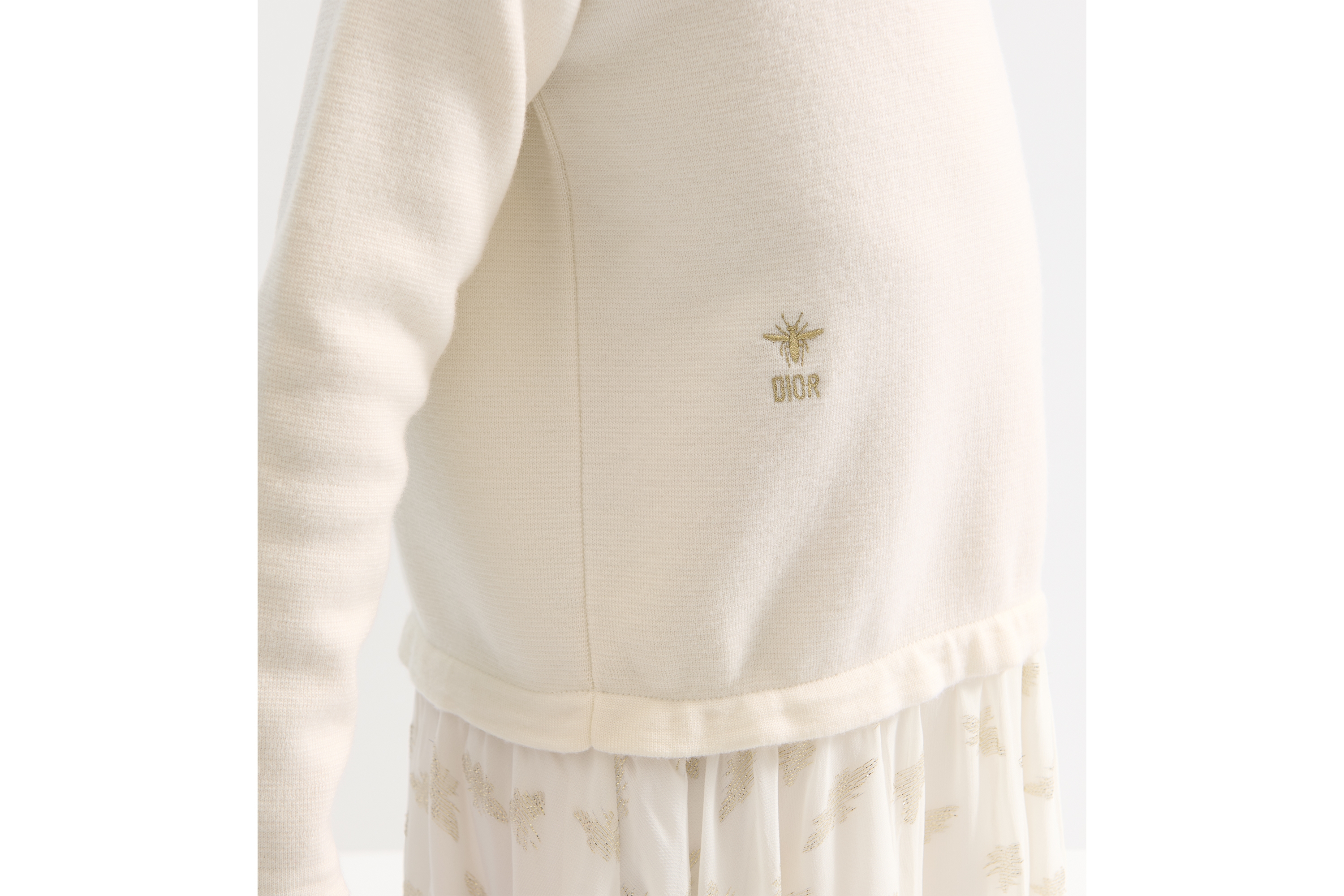 儿童喇叭形连衣裙 象牙色绵羊毛针织提花面料和象牙色轻薄面料金色调小蜜蜂图案 E11