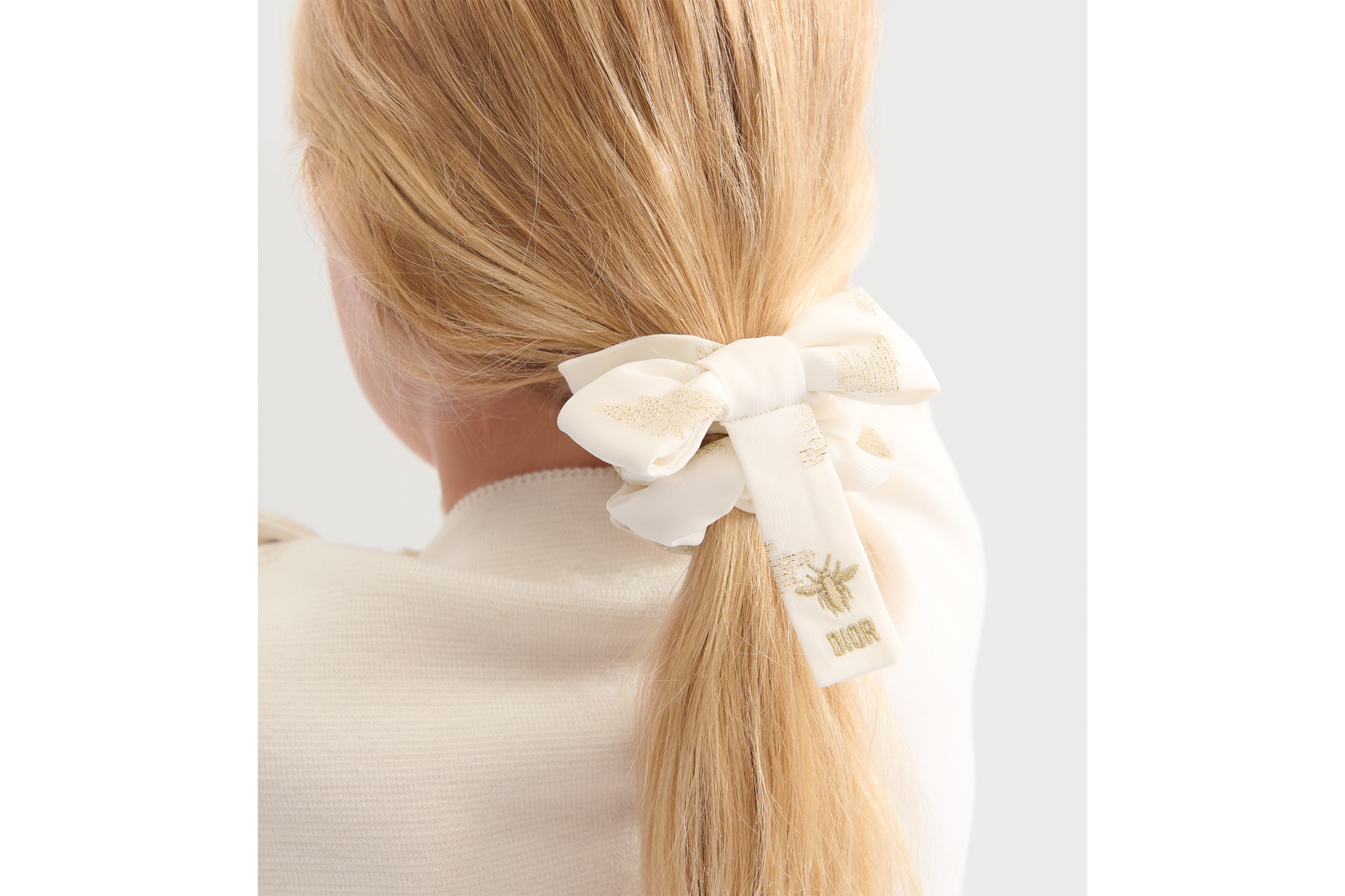 儿童发带套装 淡粉色棉质混纺华达呢面料、淡粉色绉纱搭配金色调亮片装饰、象牙色轻薄面料搭配金色调提花小蜜蜂图案 E26