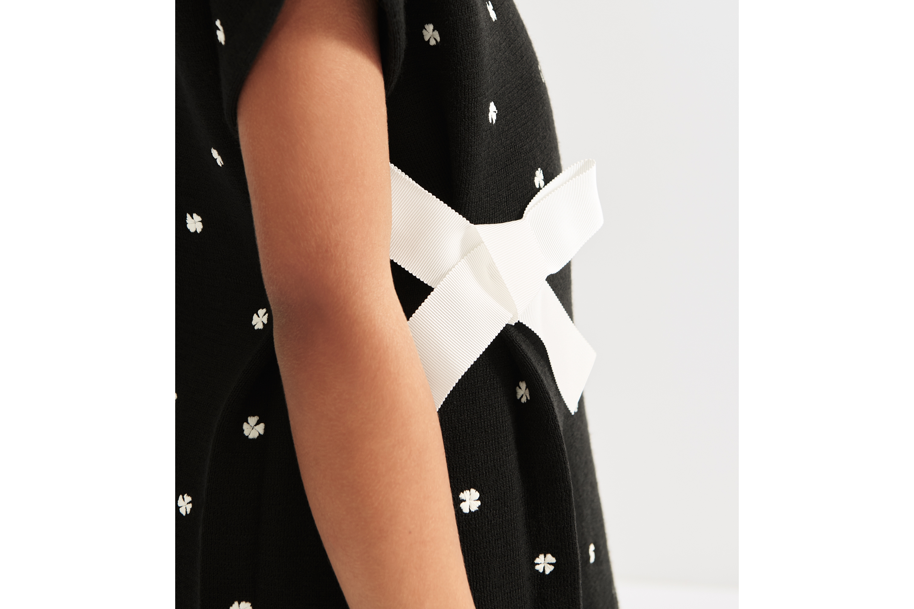 儿童 A 字连衣裙 黑色绵羊毛针织面料象牙色四叶草图案 E15