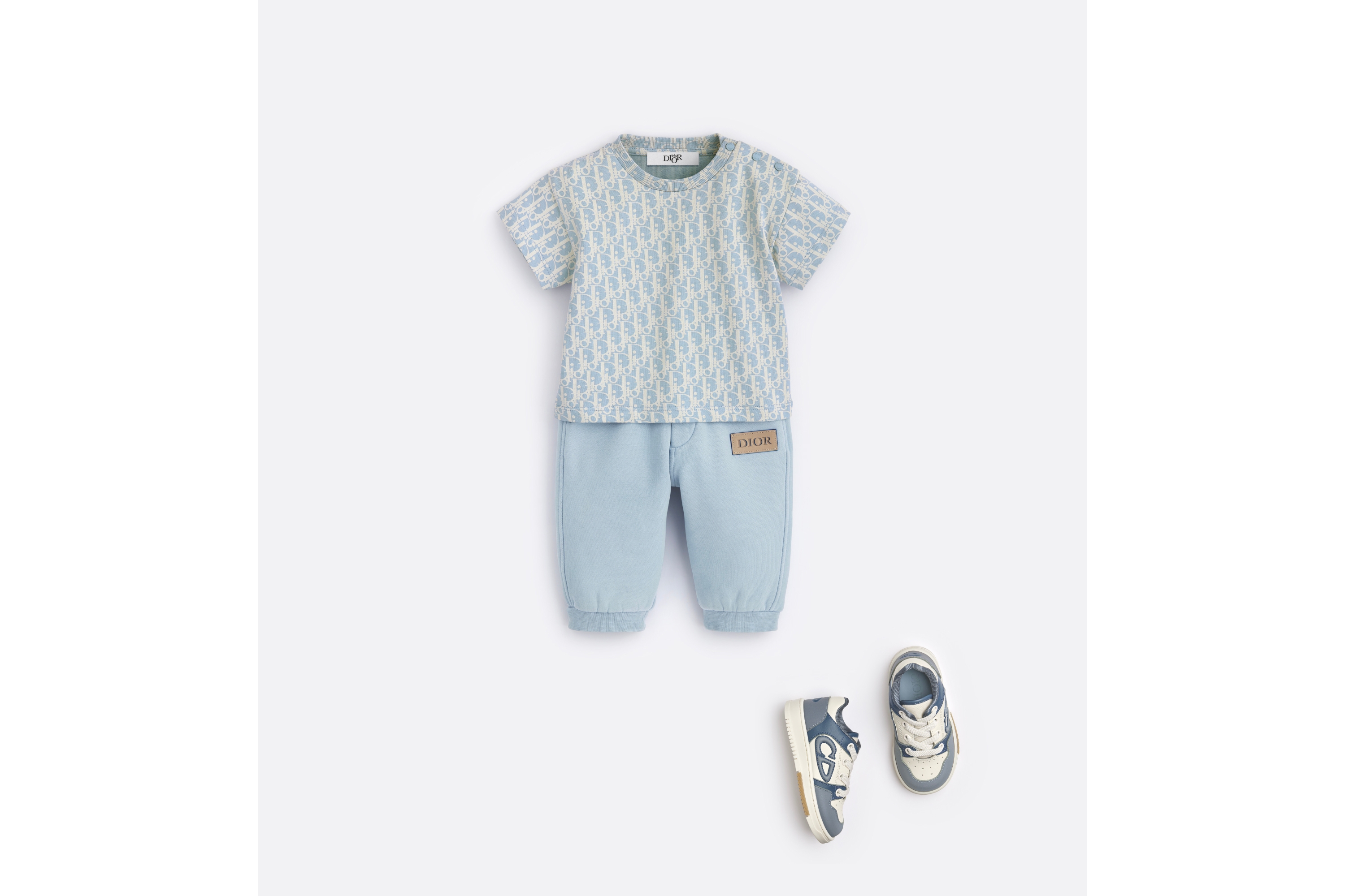 look_image_alt_prefix B57 Dribble 低帮运动鞋婴幼儿款 奶油白色、蓝色和淡蓝色光滑牛皮革 E08