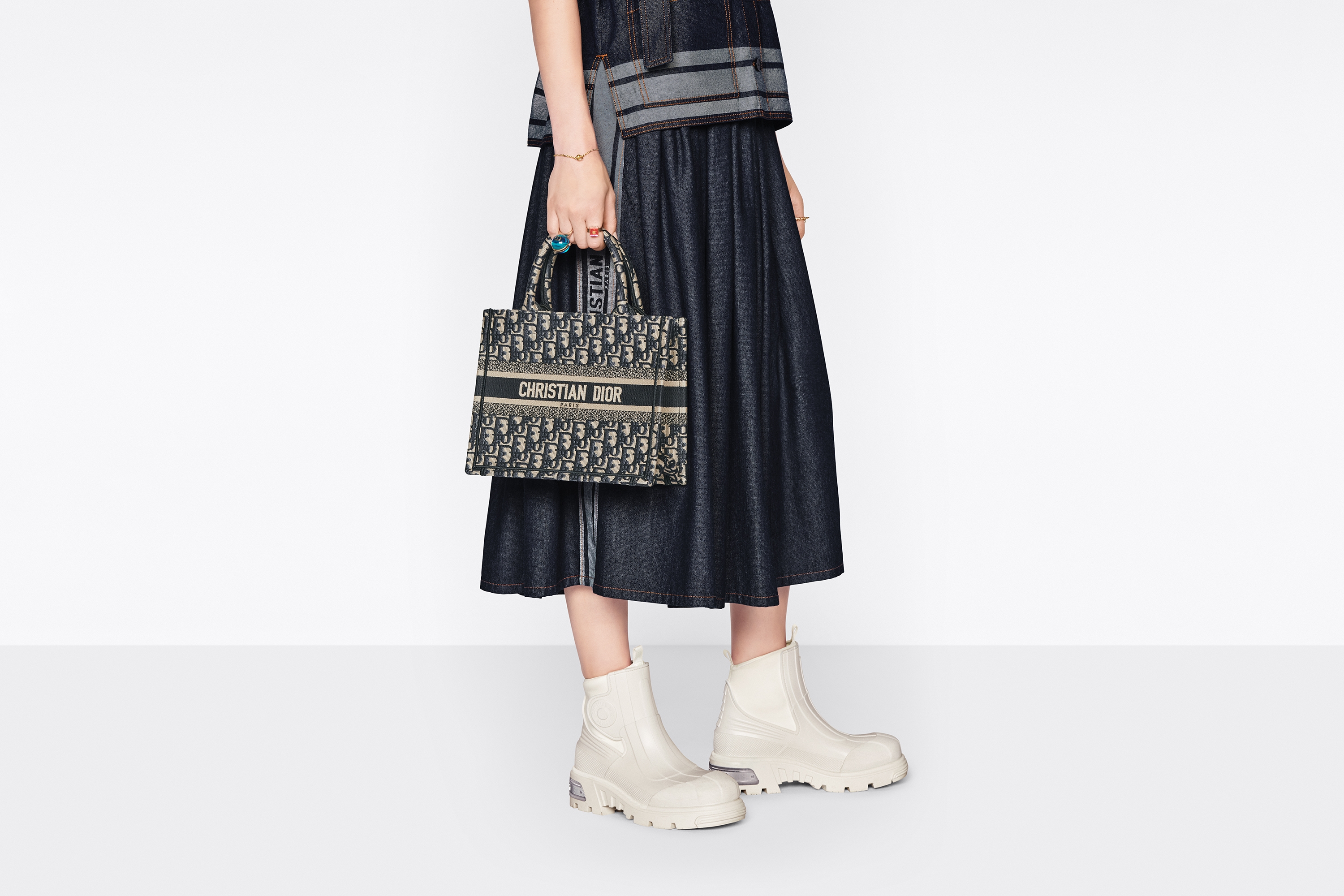 look_image_alt_prefix 小号 Book Tote 手袋 米白色和蓝色 Oblique 印花面料（26.5 x 22 x 14 厘米） E11