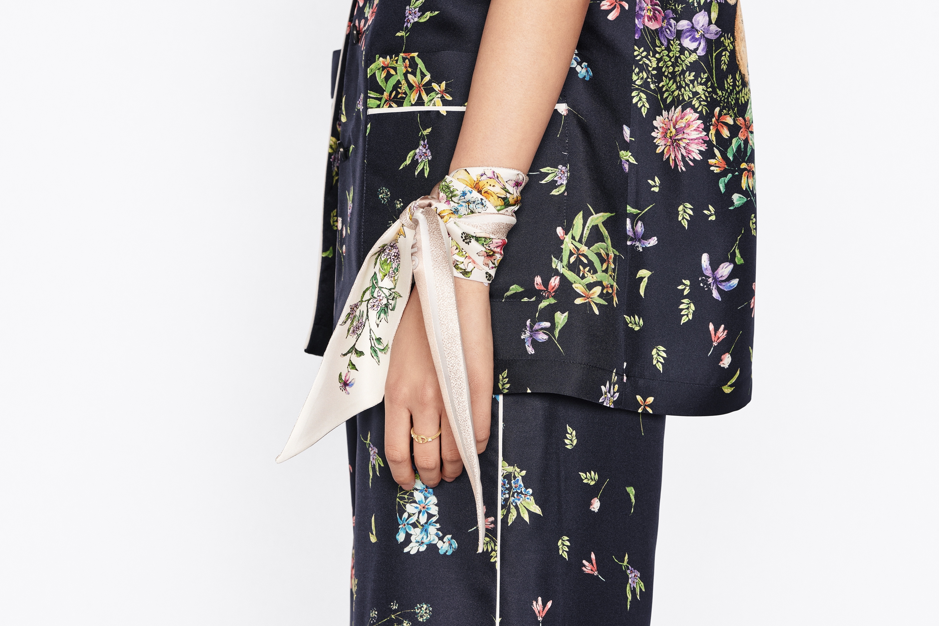 Mitzah 丝巾 白色桑蚕丝斜纹面料多色 D-Floral 图案 E10