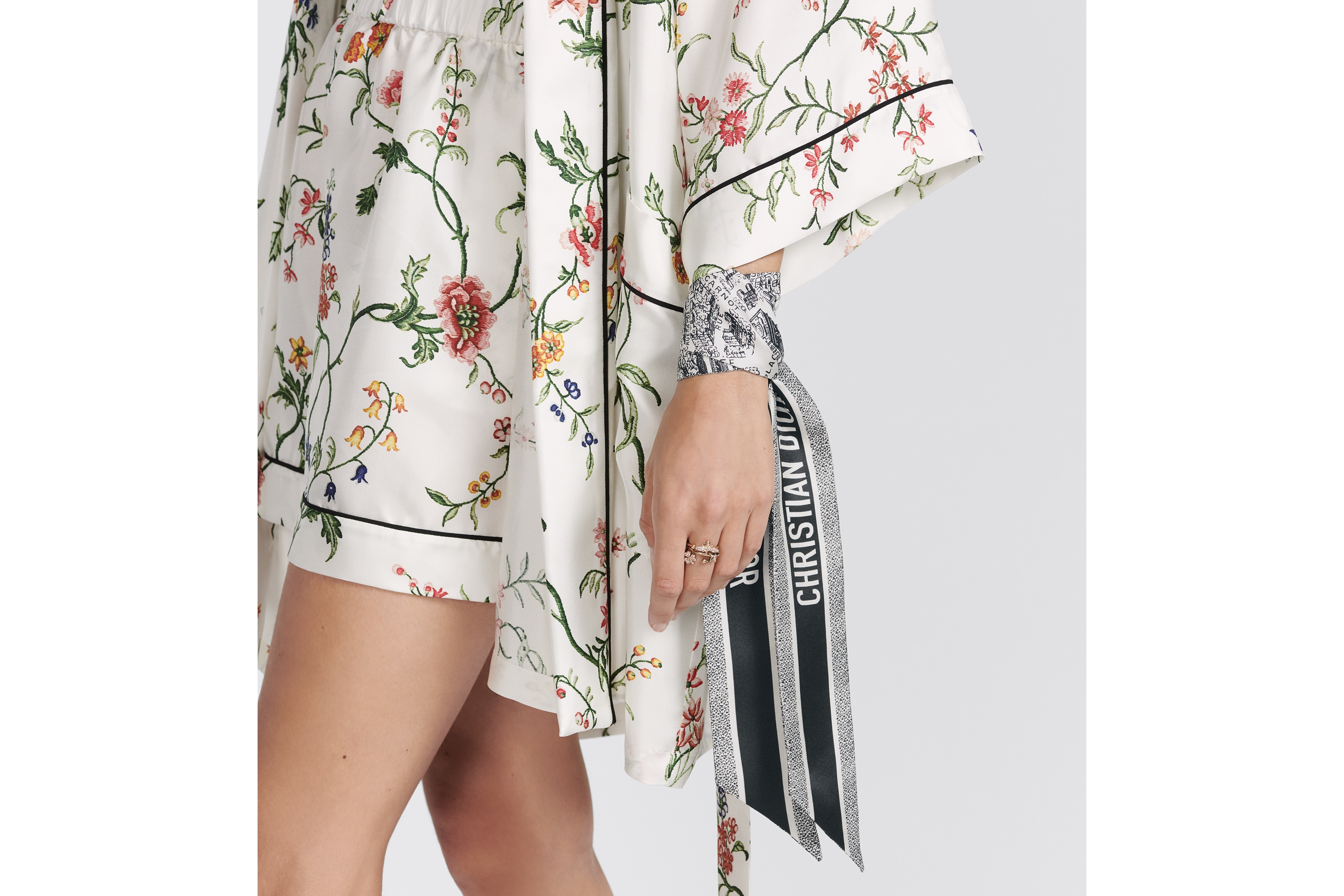 look_image_alt_prefix Mitzah 丝巾 白色和黑色桑蚕丝斜纹面料 Plan de Paris 印花 E10