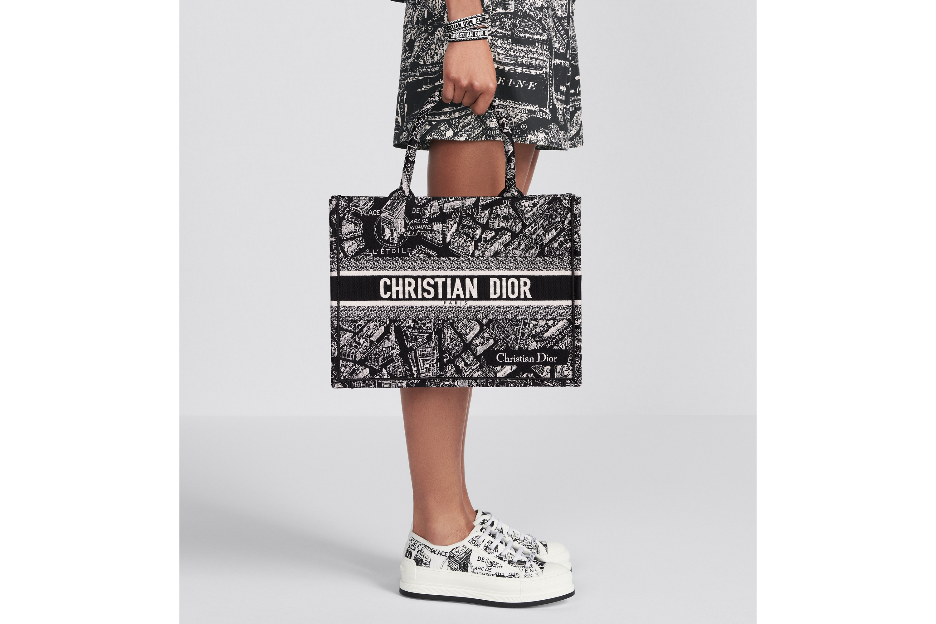 look_image_alt_prefix 中号 Book Tote 手袋 黑色和白色 Plan de Paris 图案刺绣面料（36 x 27.5 x 16.5 厘米） E11