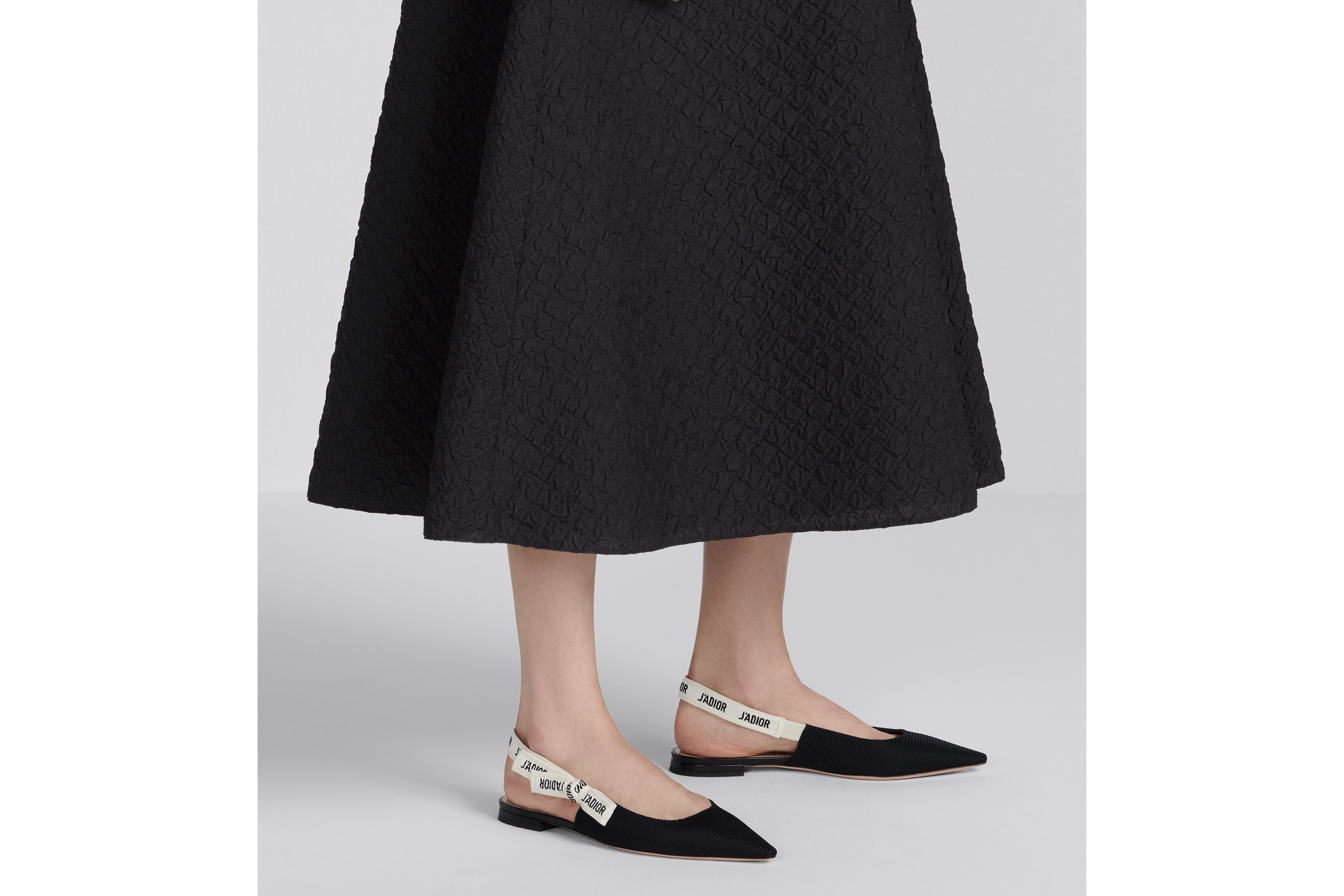 look_image_alt_prefix J'Adior 露跟平底鞋 黑色科技面料 E15