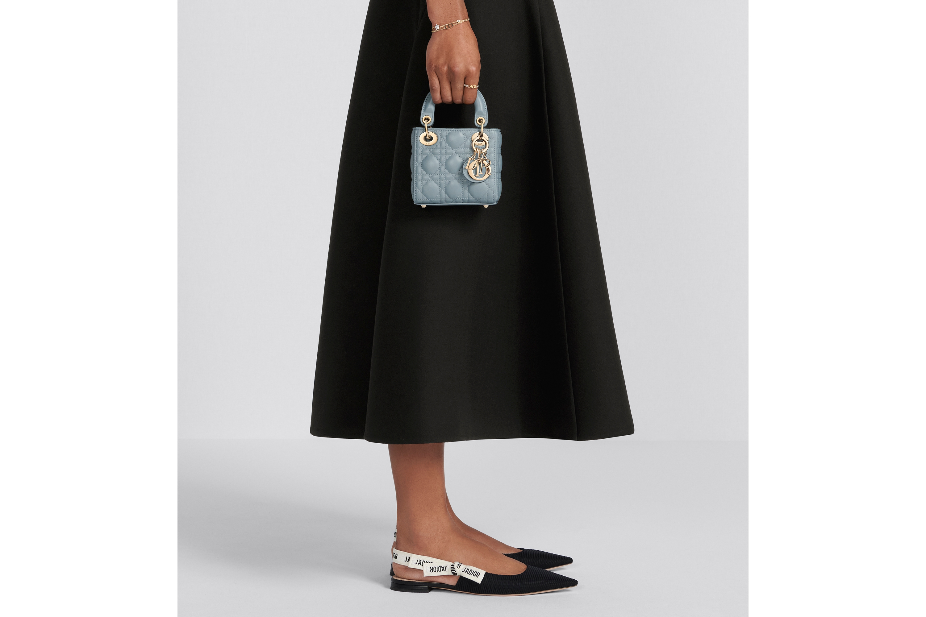 look_image_alt_prefix Lady Dior 超迷你手袋 云雾蓝羊皮革藤格纹 E11