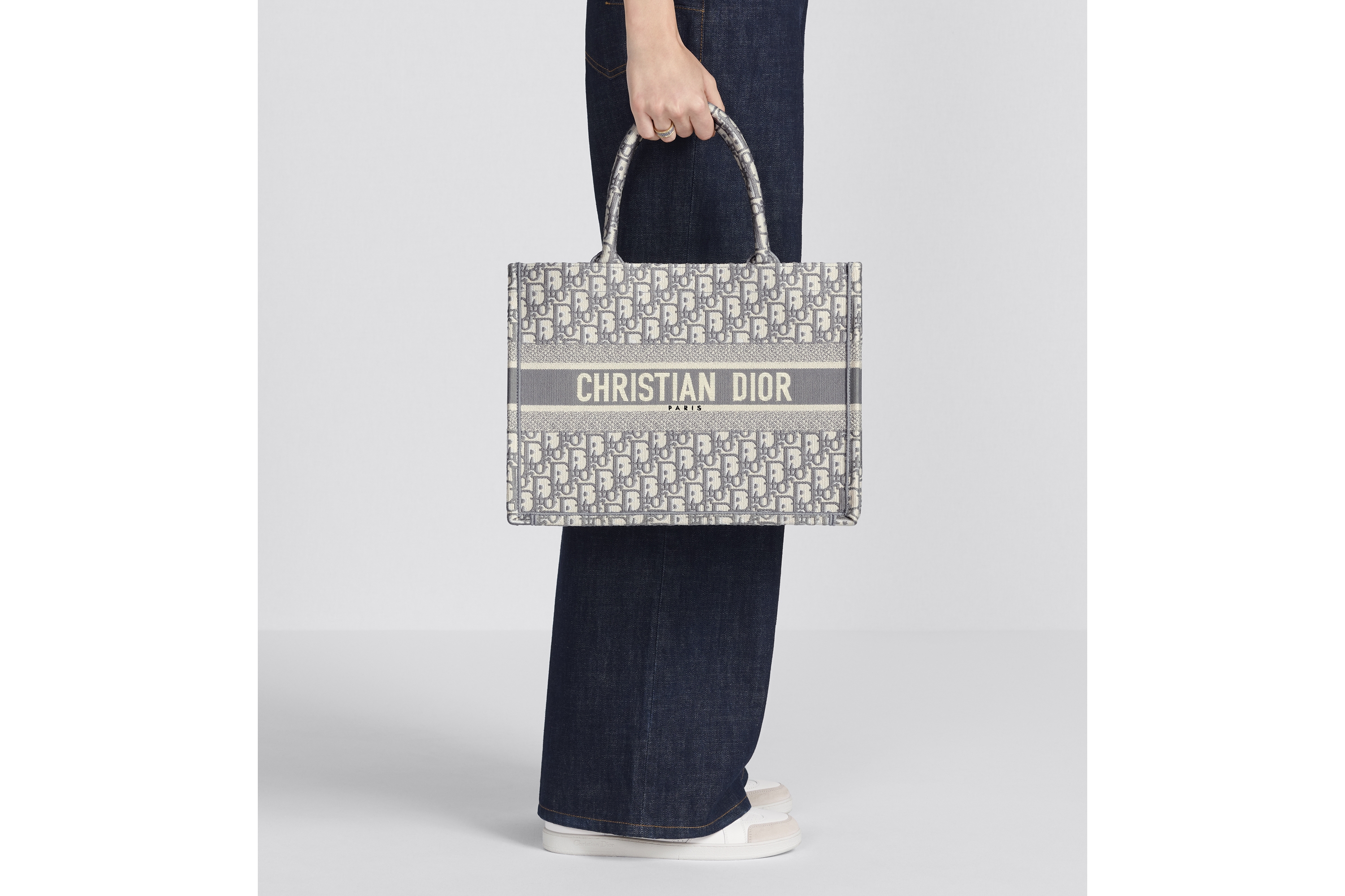 look_image_alt_prefix 中号 Book Tote 手袋 米白色和灰色 Oblique 印花刺绣 (36 x 27.5 x 16.5 厘米) E11