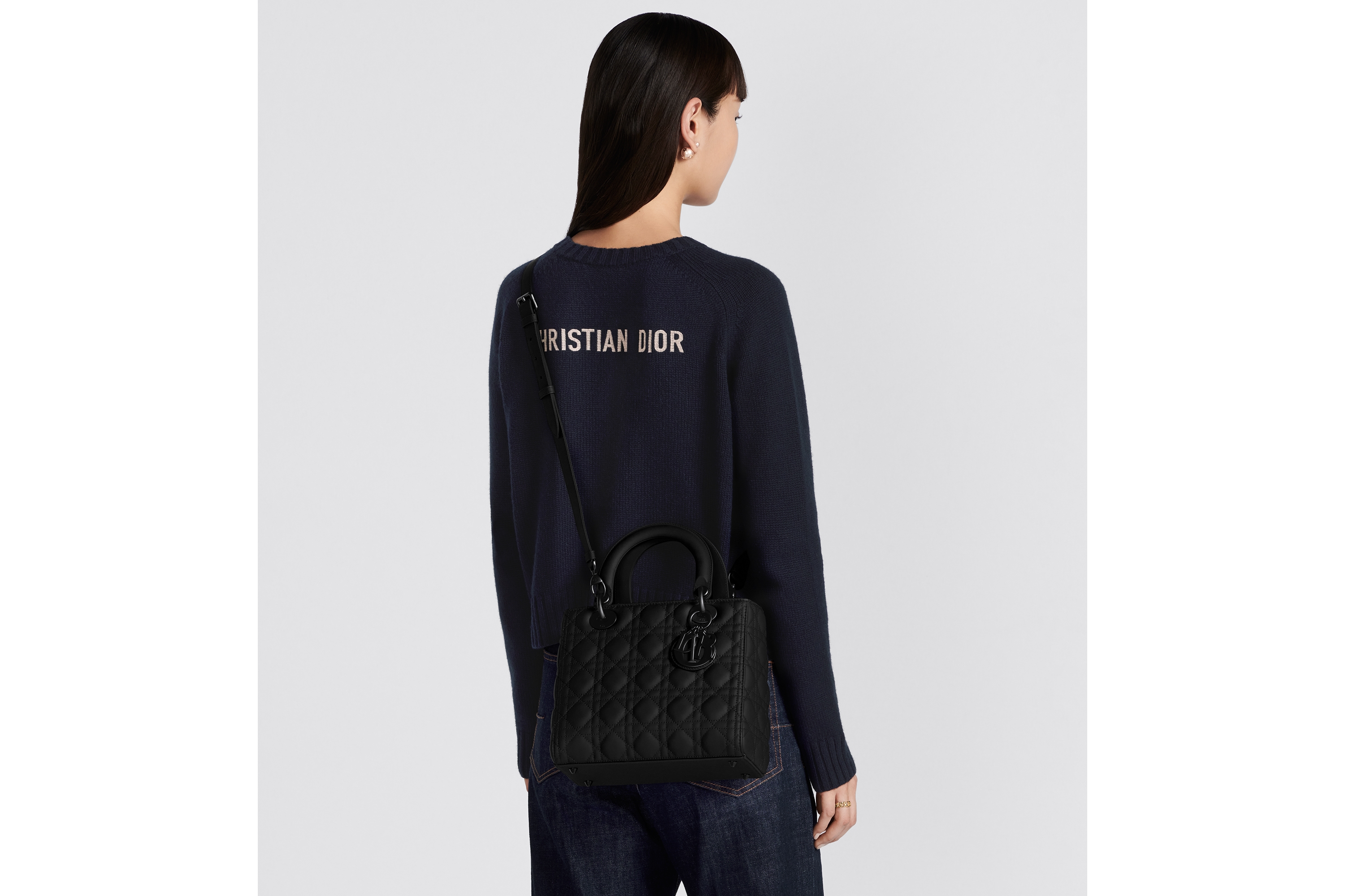 look_image_alt_prefix 中号 Lady Dior 手袋 黑色哑光牛皮革藤格纹 E06