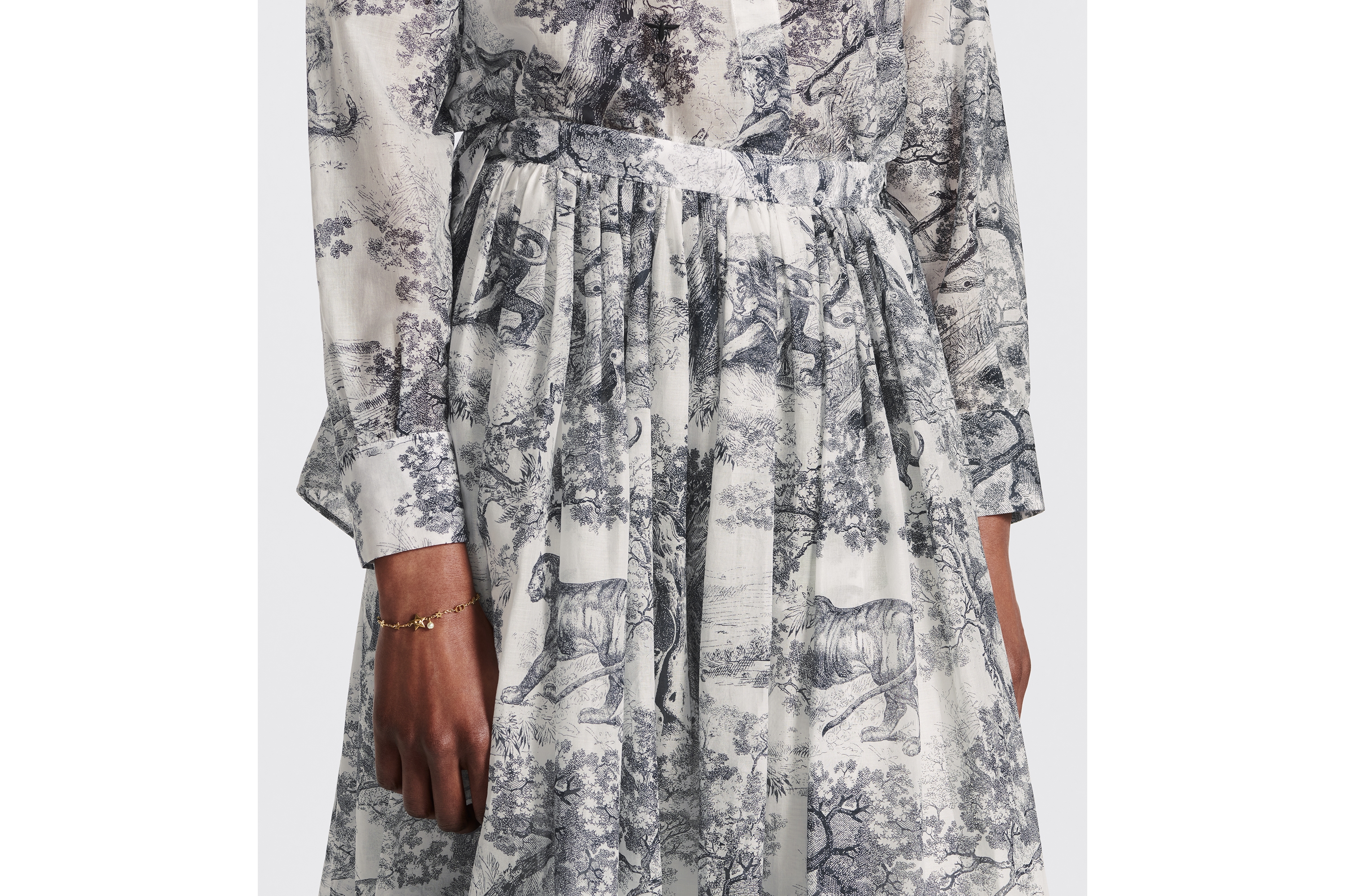 look_image_alt_prefix 半裙 白色和海军蓝色棉质面料茹伊印花 E09